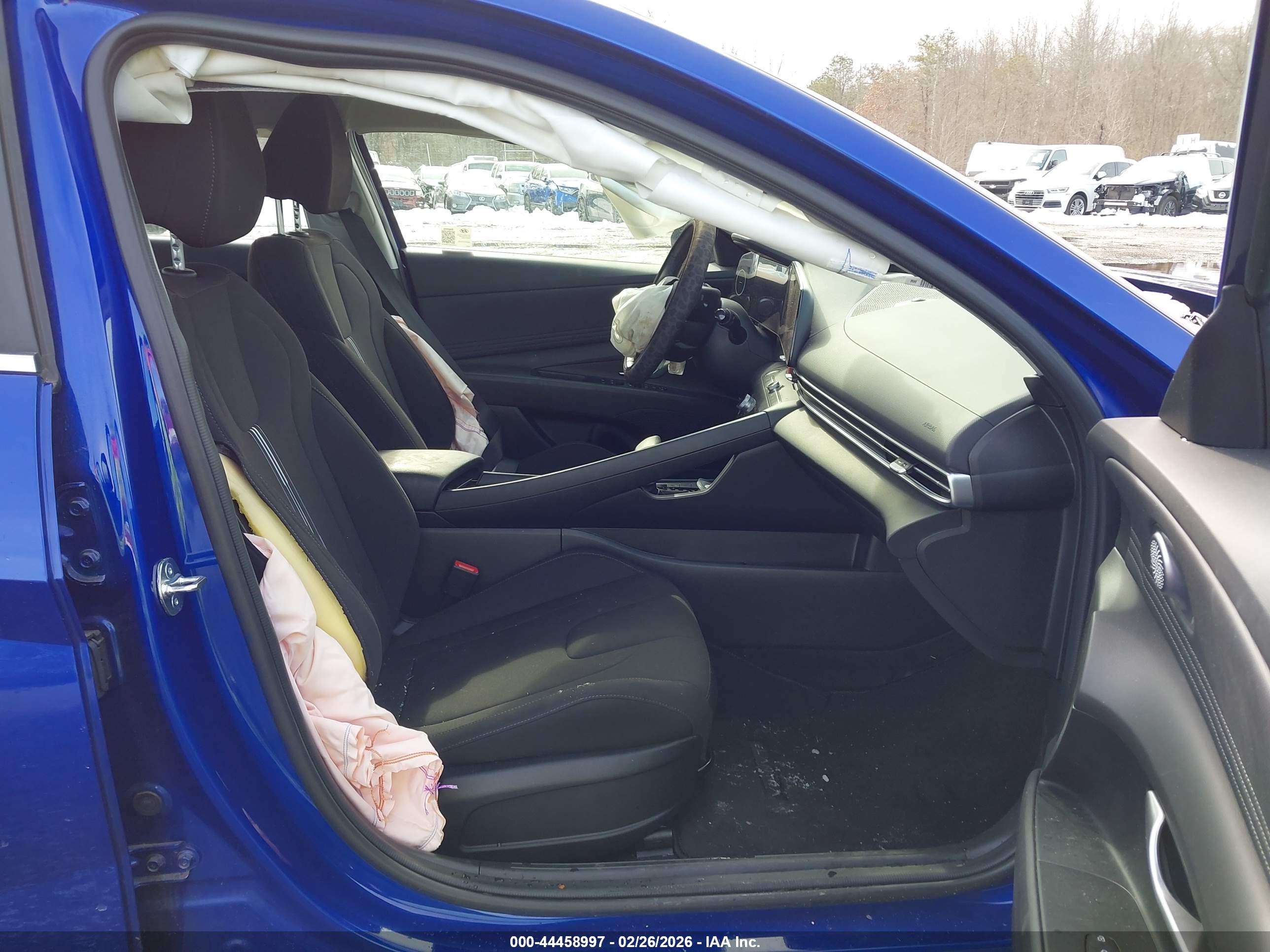 HYUNDAI ELANTRA image 5
