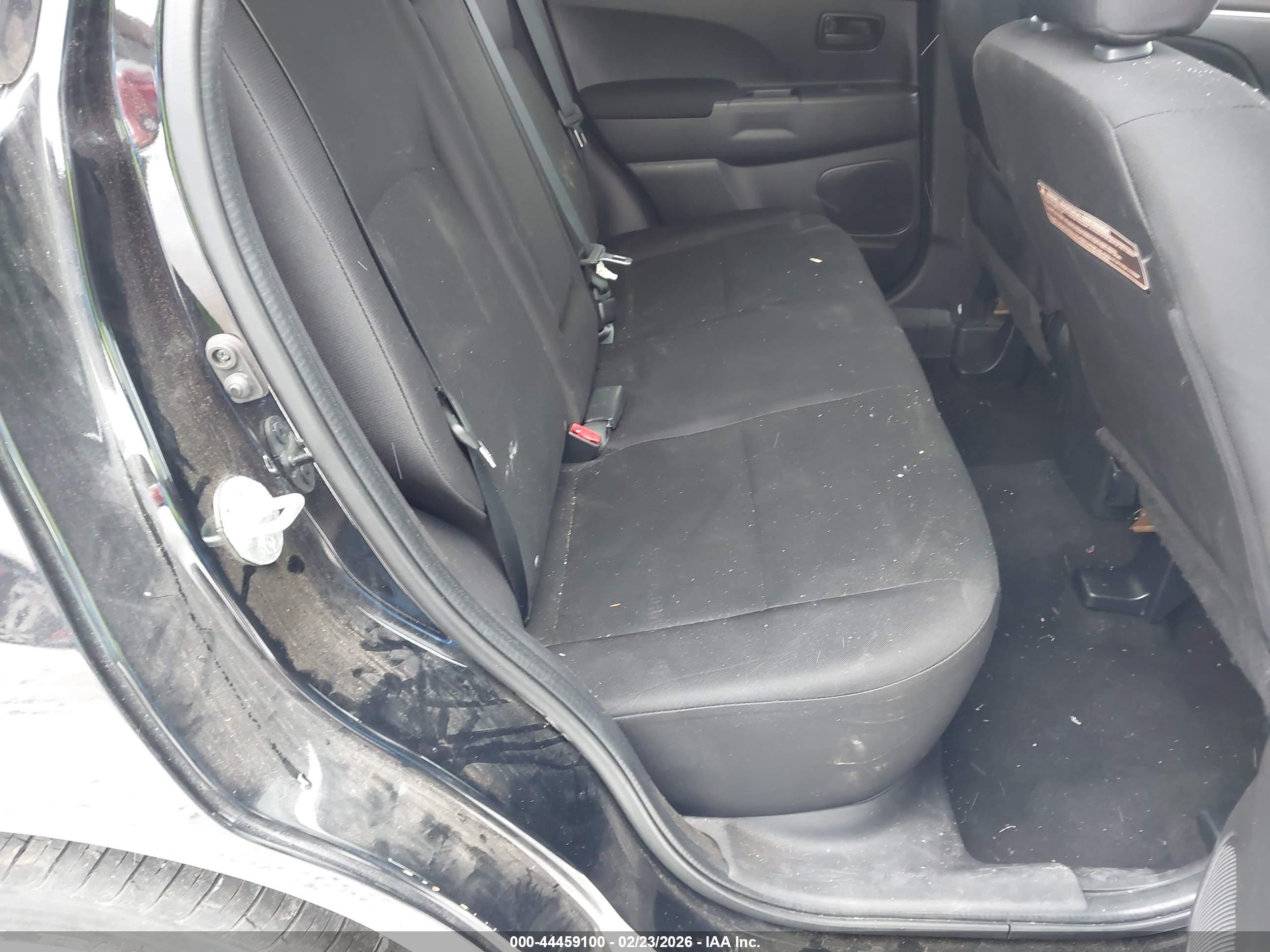MITSUBISHI OUTLANDER image 8