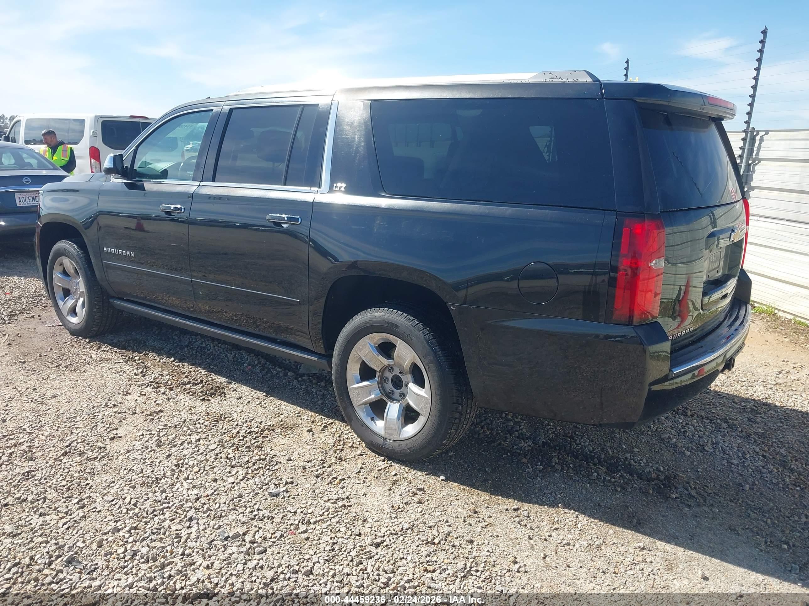 CHEVROLET SUBURBAN image 3
