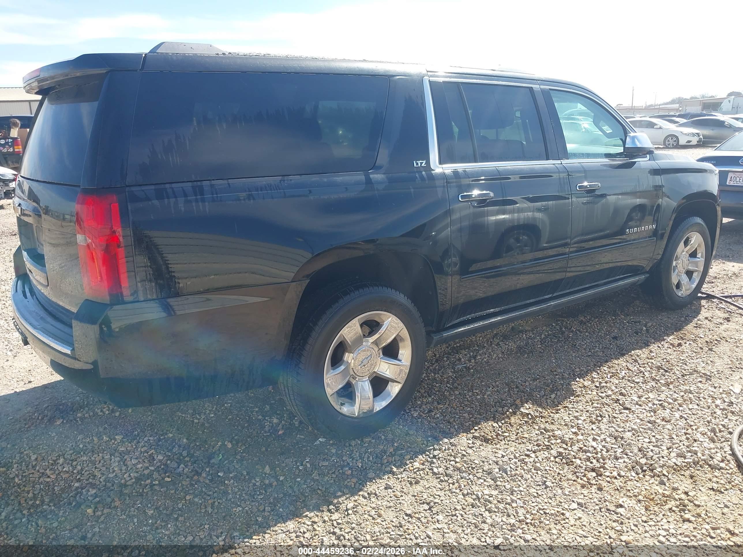 CHEVROLET SUBURBAN image 4