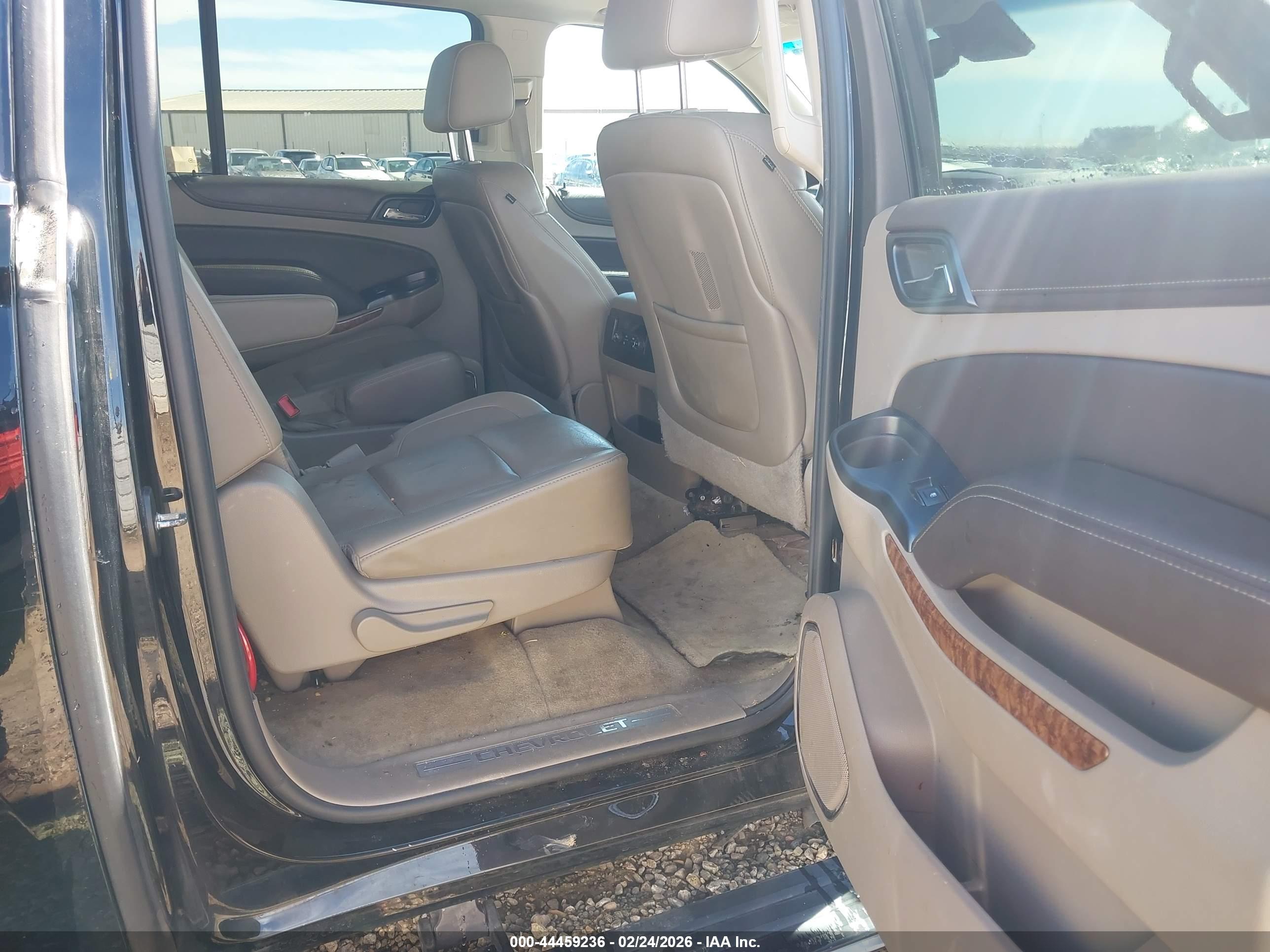 CHEVROLET SUBURBAN image 8