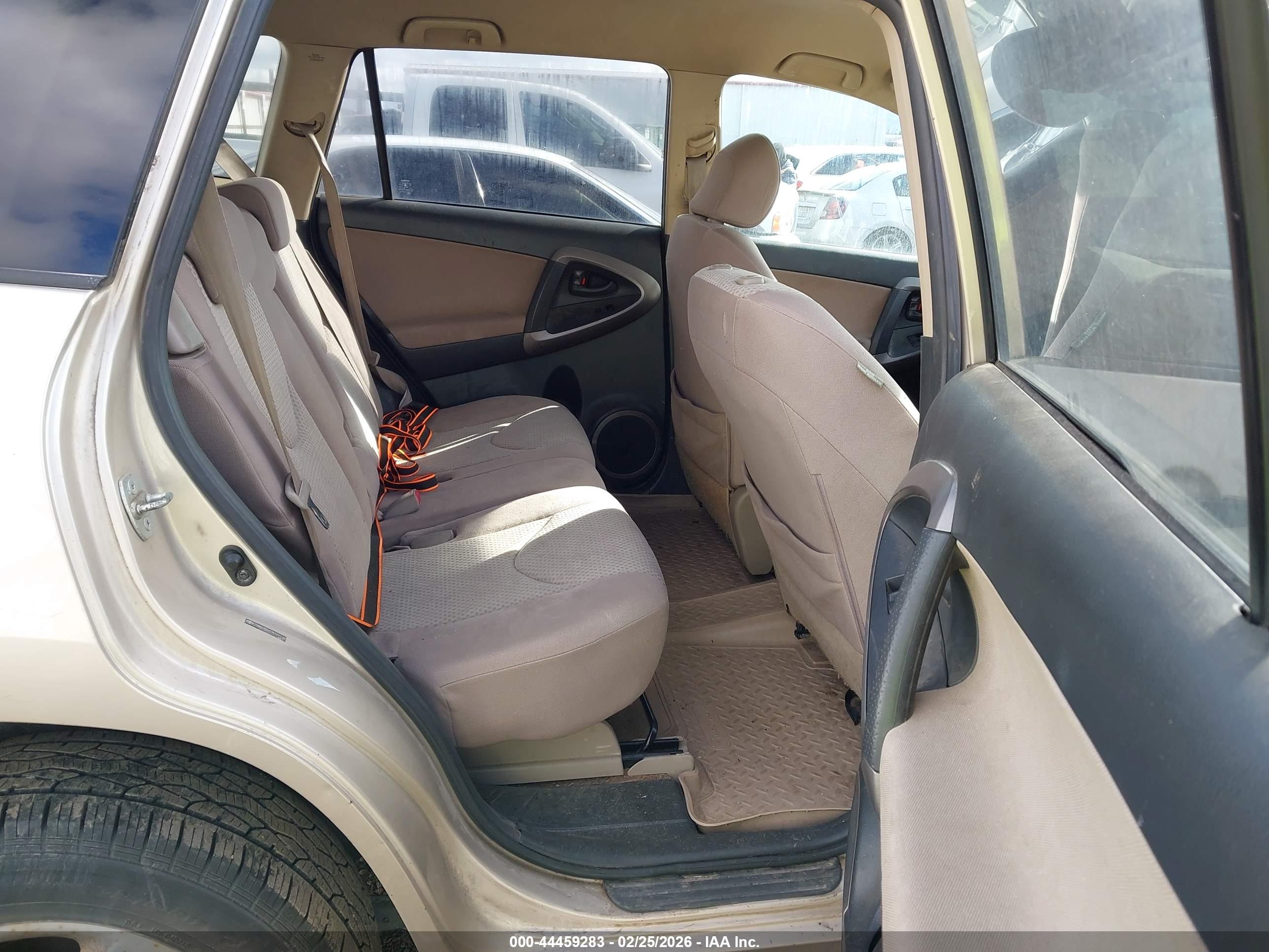 TOYOTA RAV4 image 8
