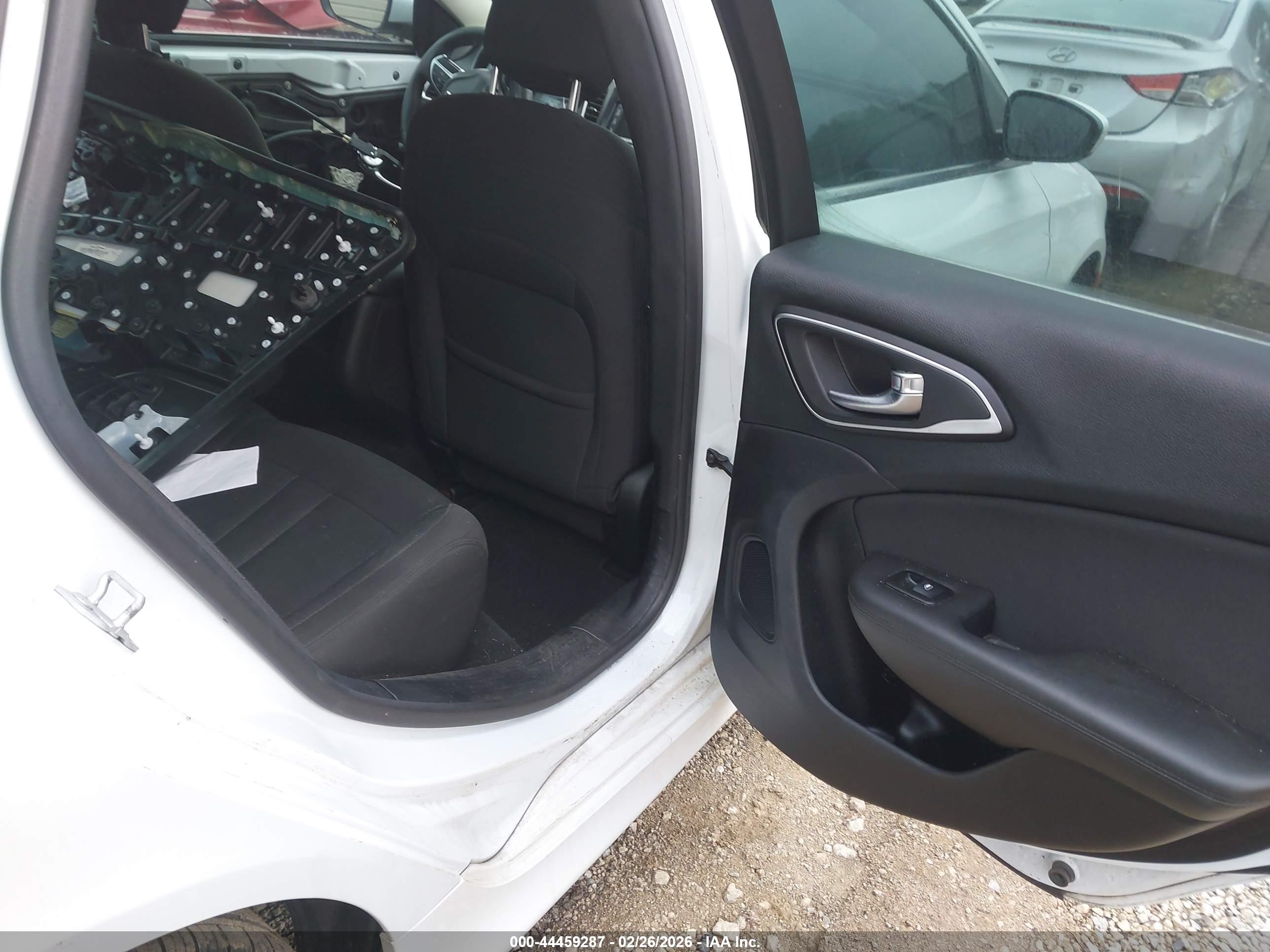 CHRYSLER 200 image 8