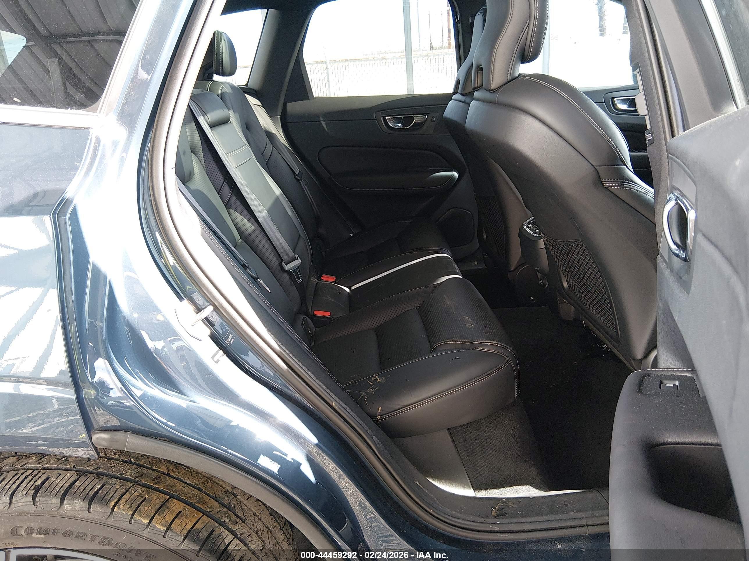 VOLVO XC60 image 8