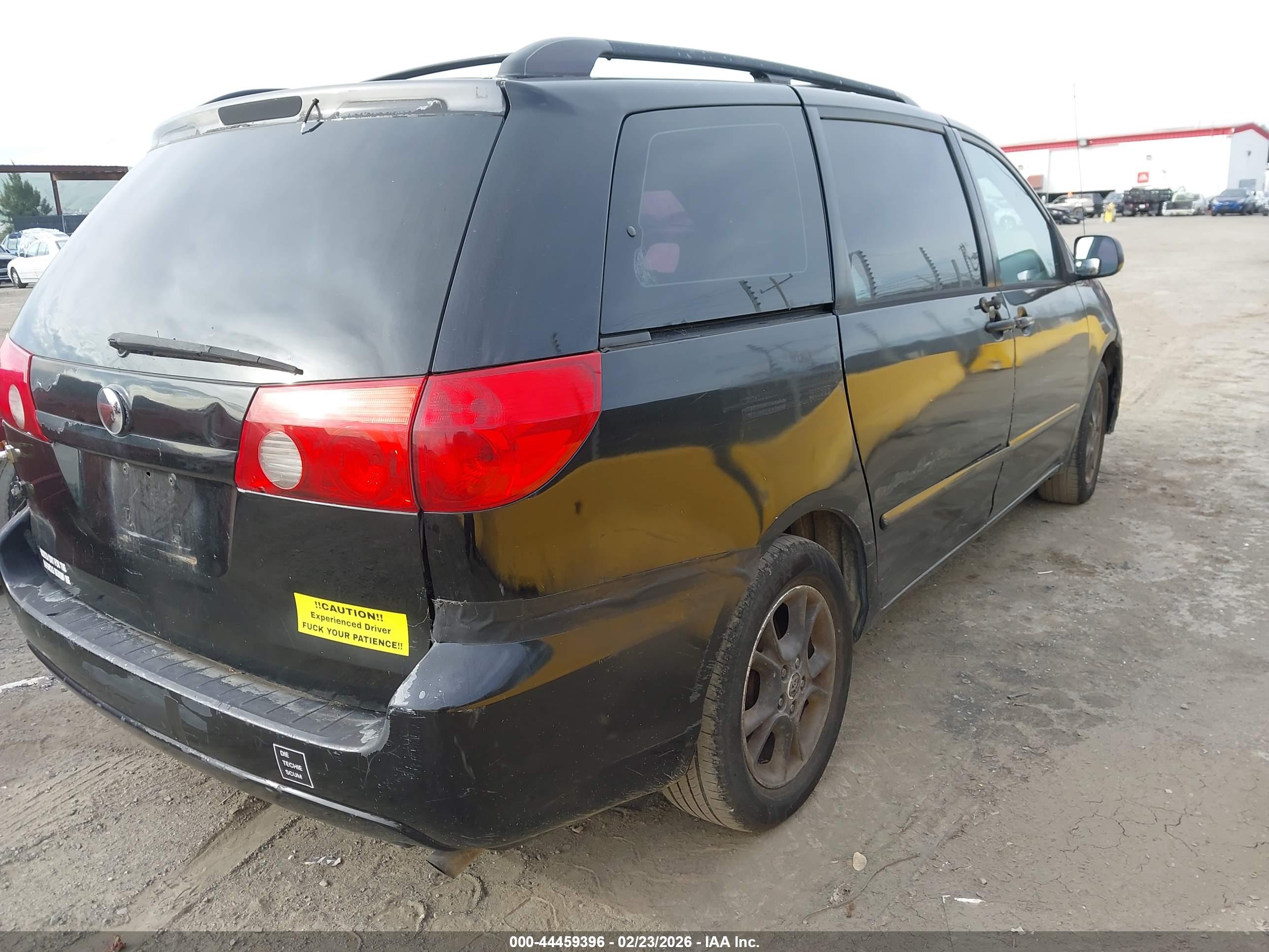 TOYOTA SIENNA image 4