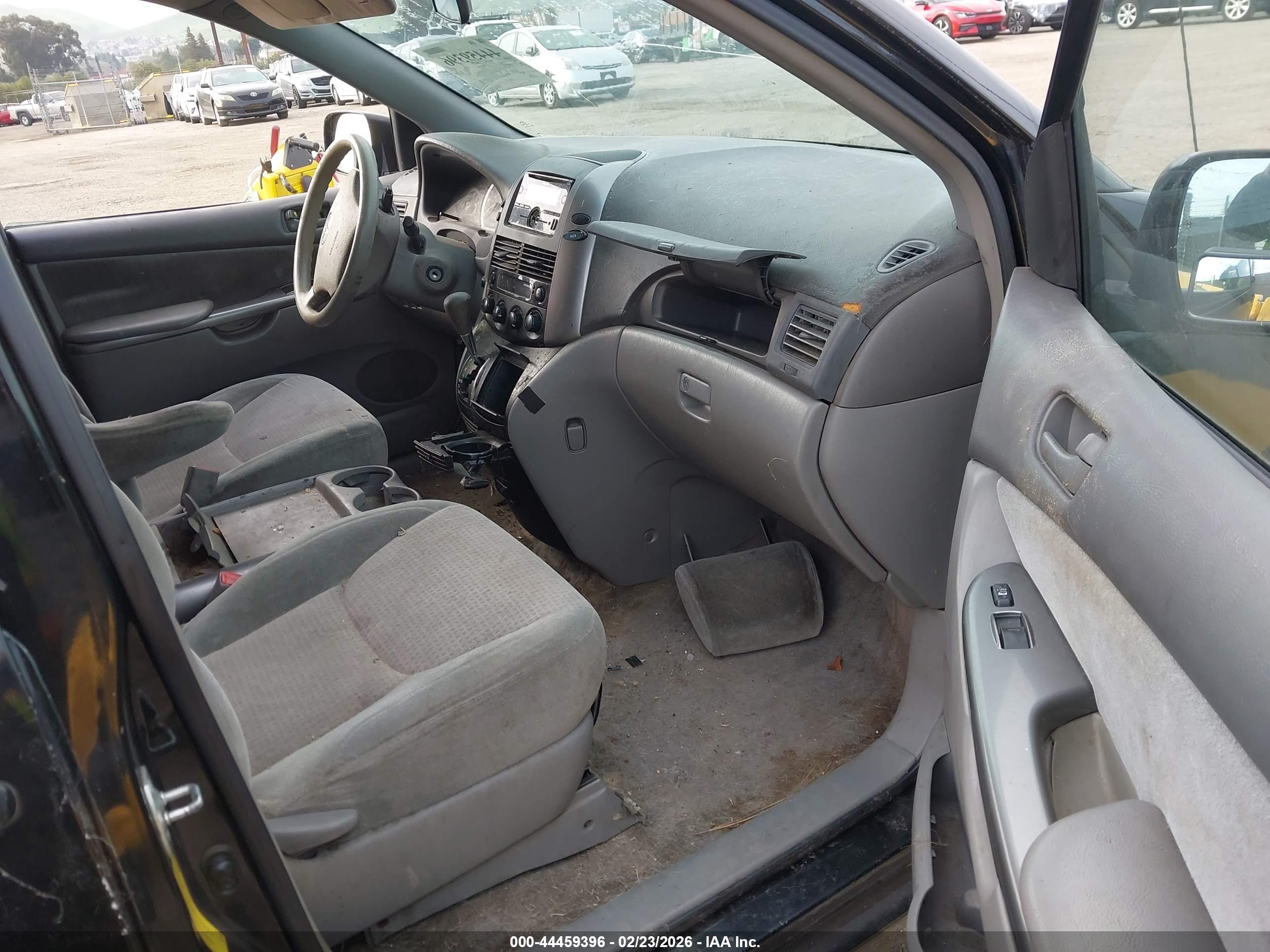 TOYOTA SIENNA image 5