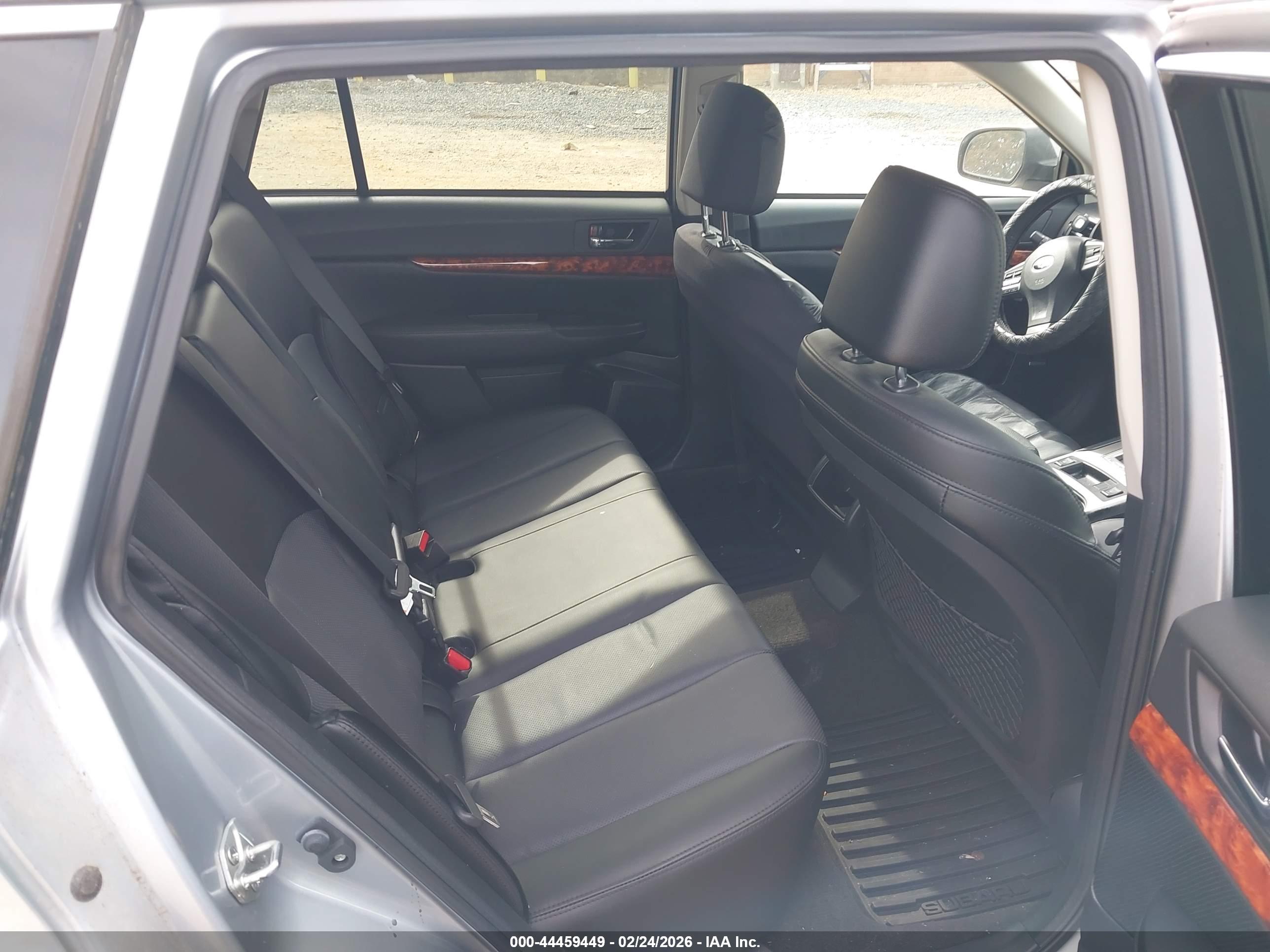 SUBARU OUTBACK image 8