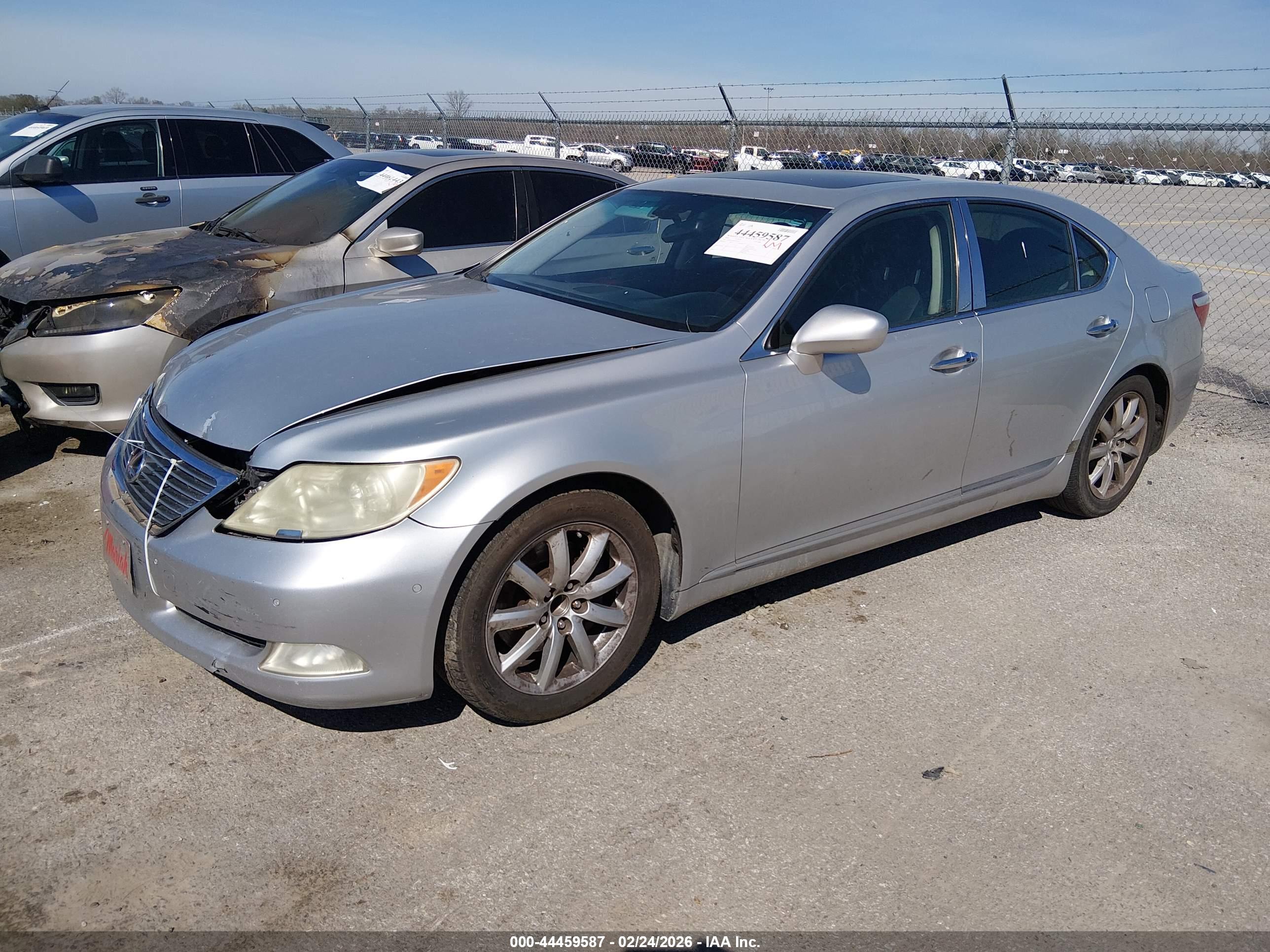 LEXUS LS image 2