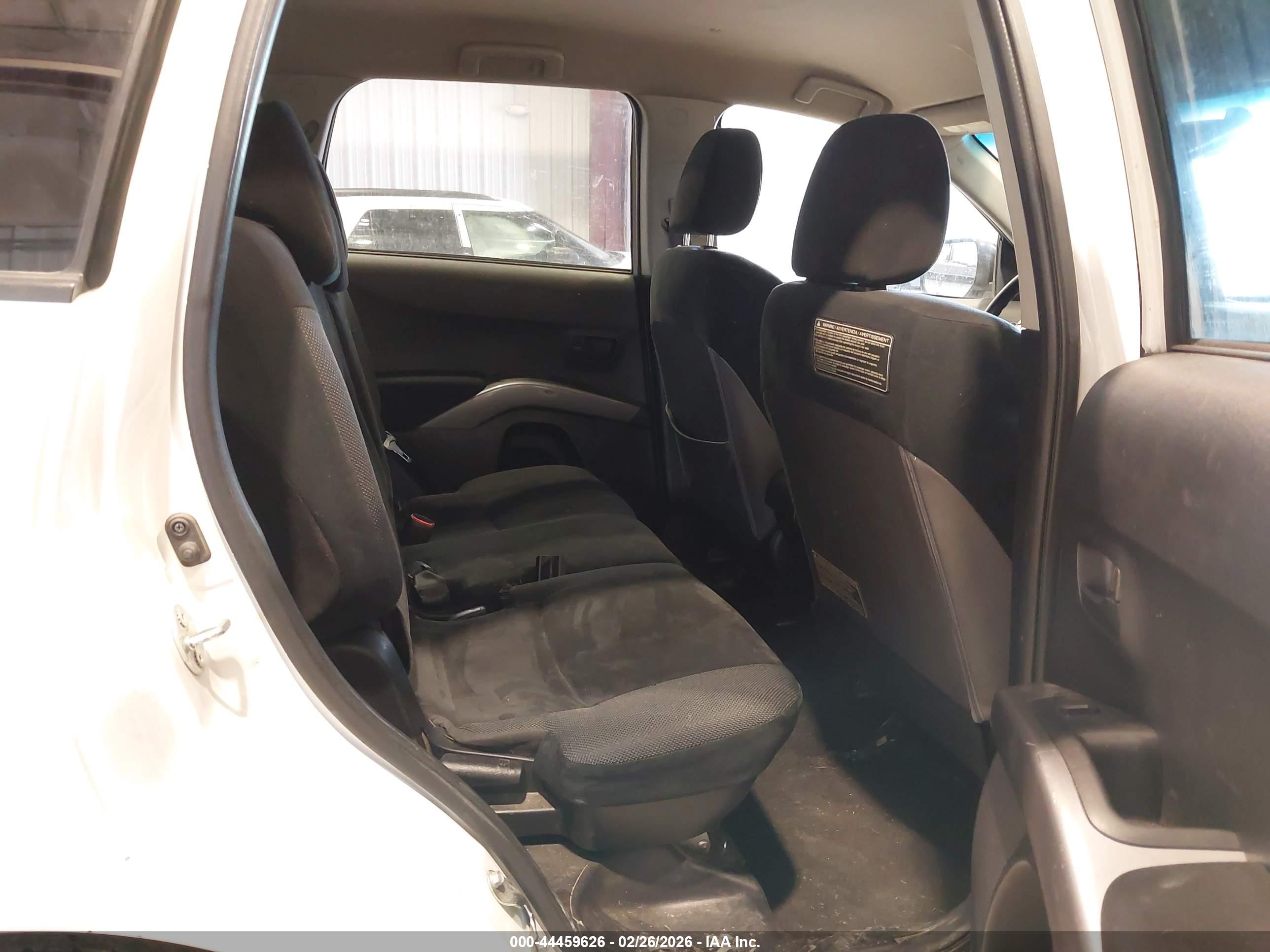 MITSUBISHI OUTLANDER image 8
