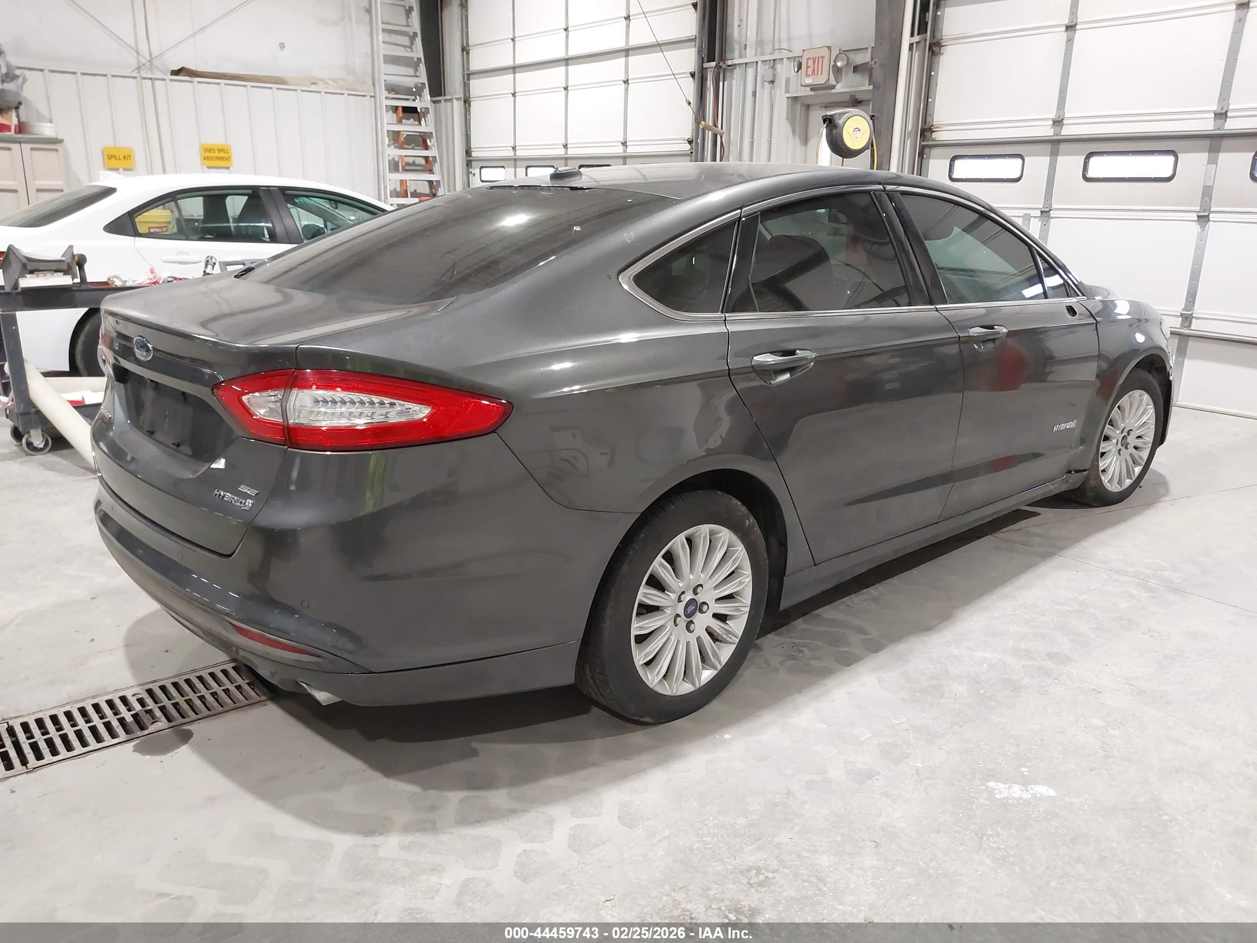 FORD FUSION image 4