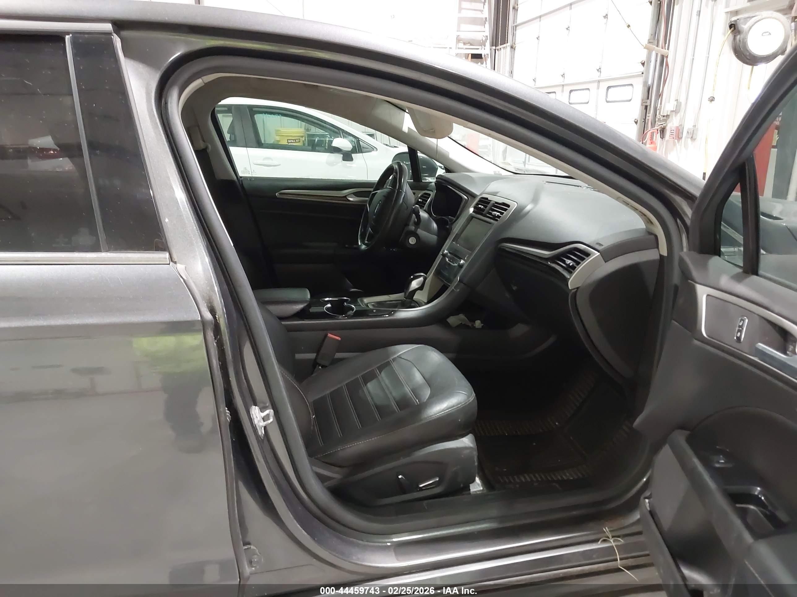 FORD FUSION image 5