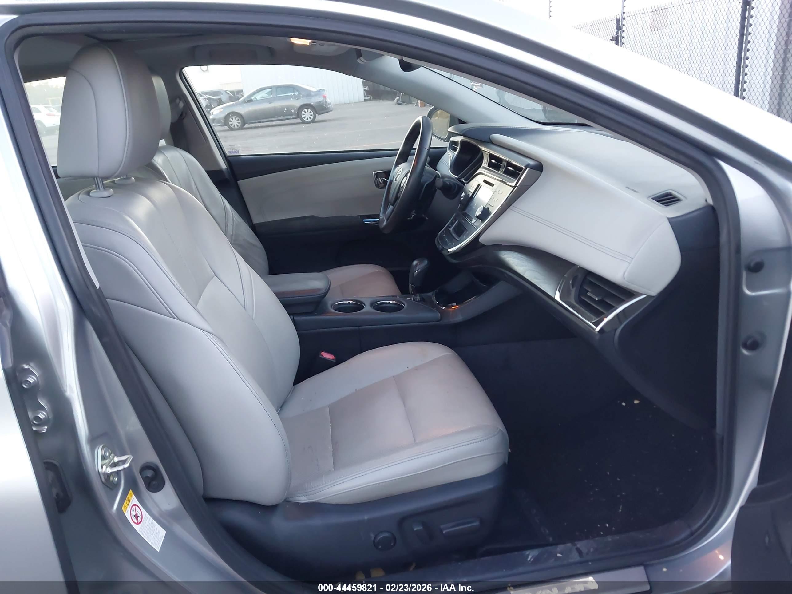 TOYOTA AVALON image 5