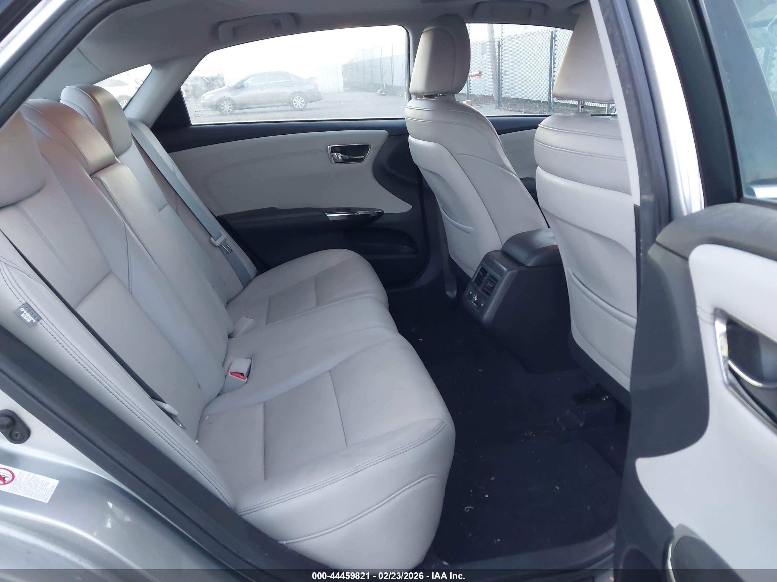 TOYOTA AVALON image 8