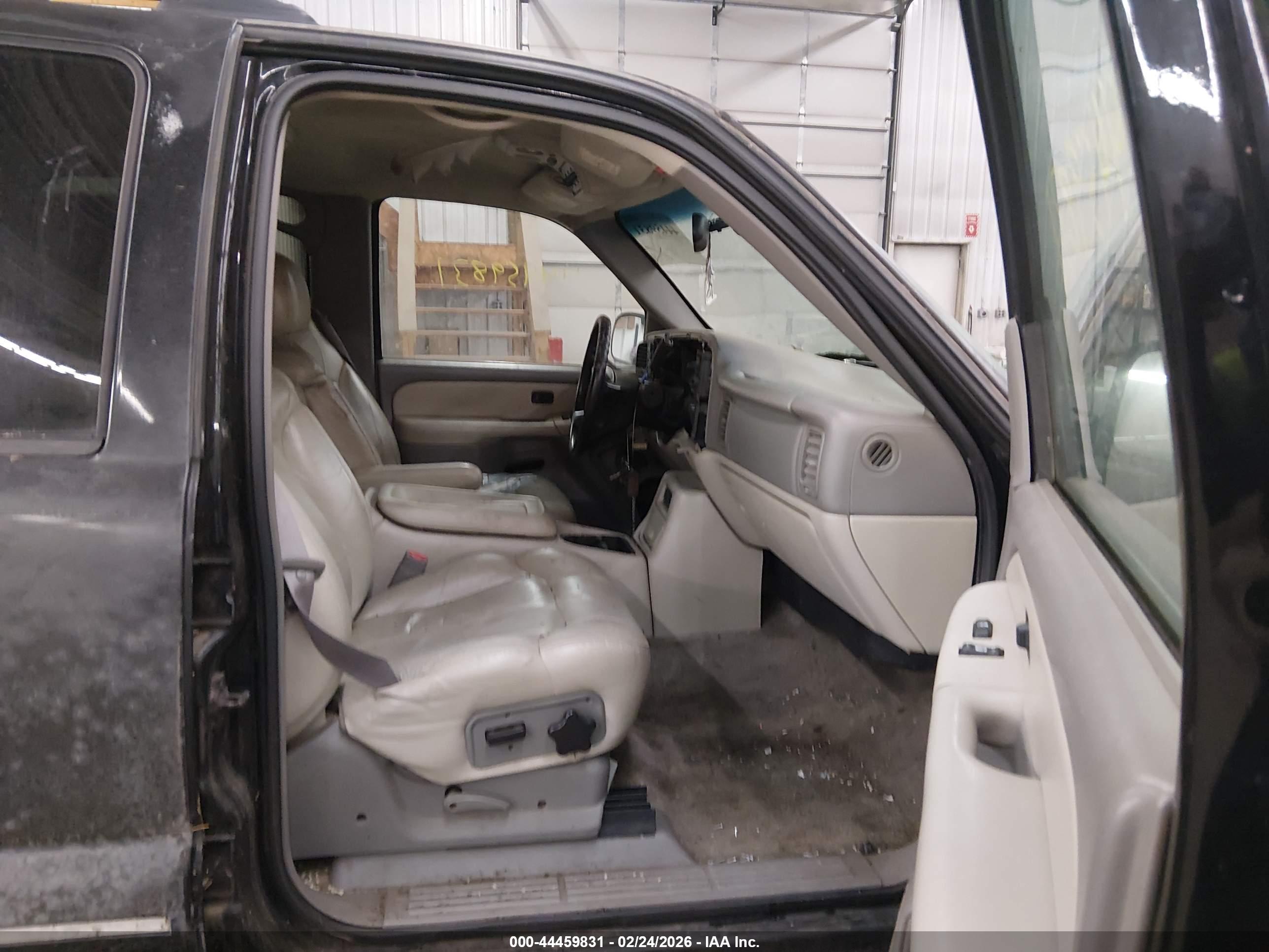 CHEVROLET SUBURBAN image 5