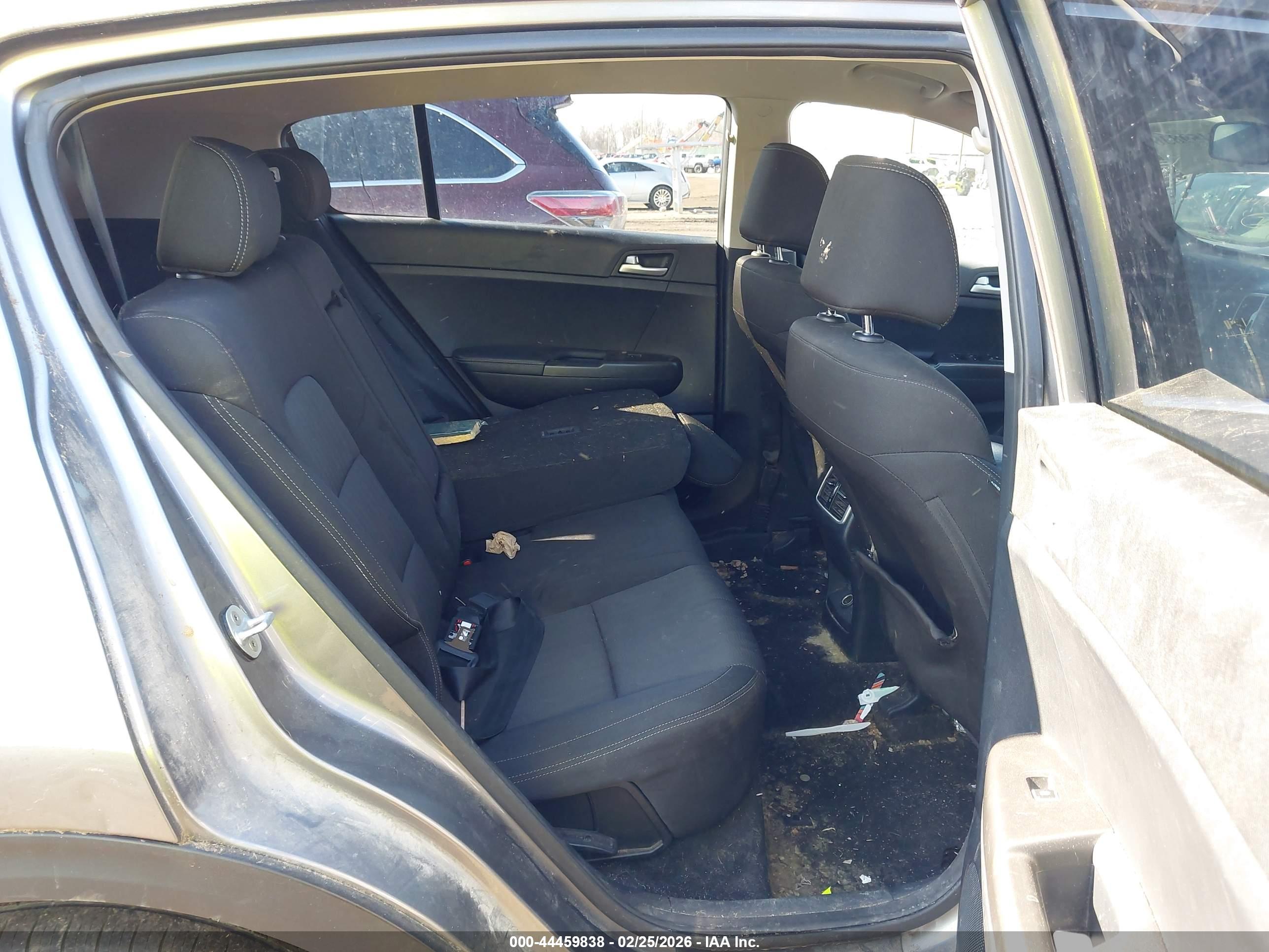 KIA SPORTAGE image 8