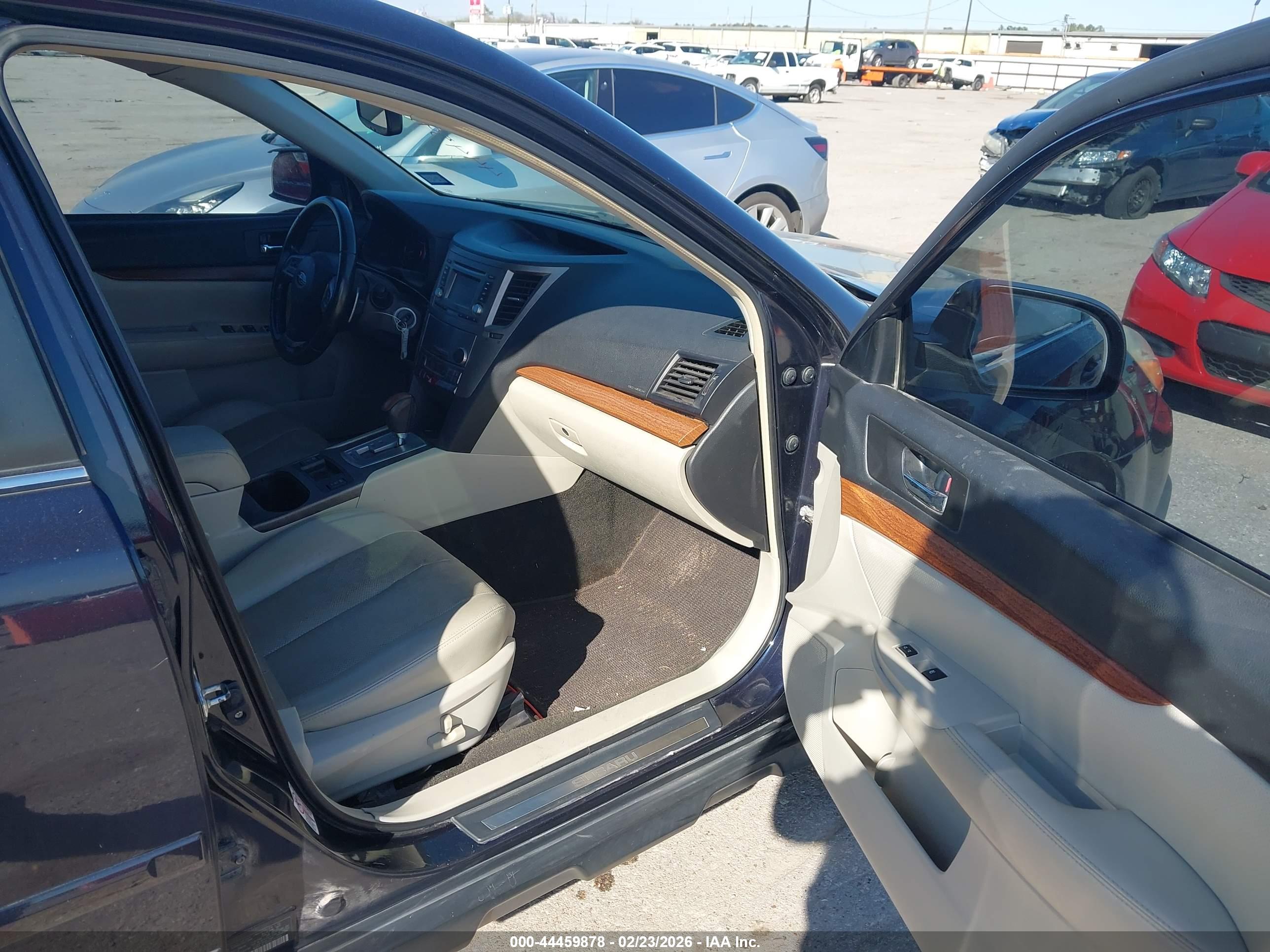 SUBARU OUTBACK image 5