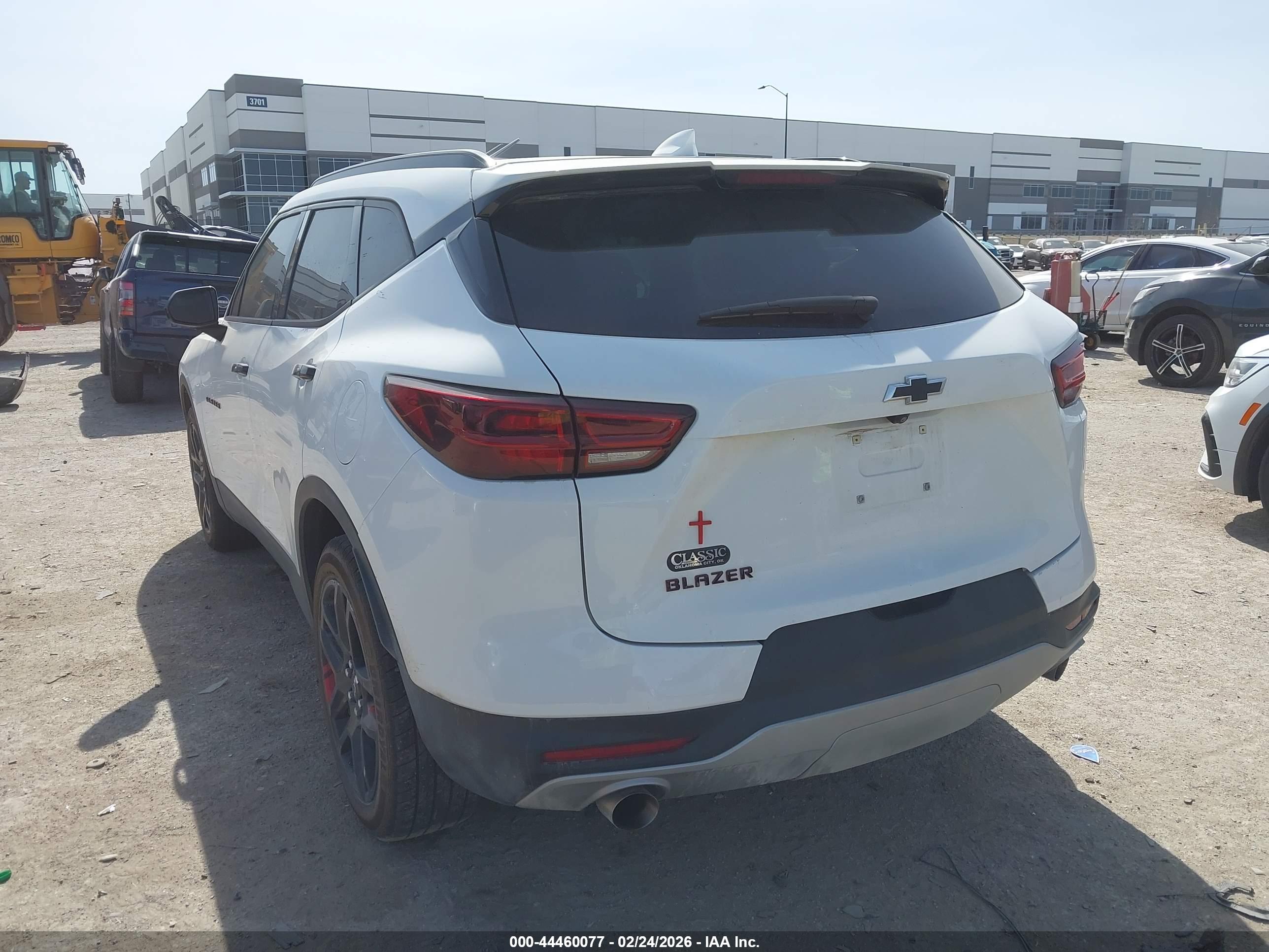 CHEVROLET BLAZER image 3