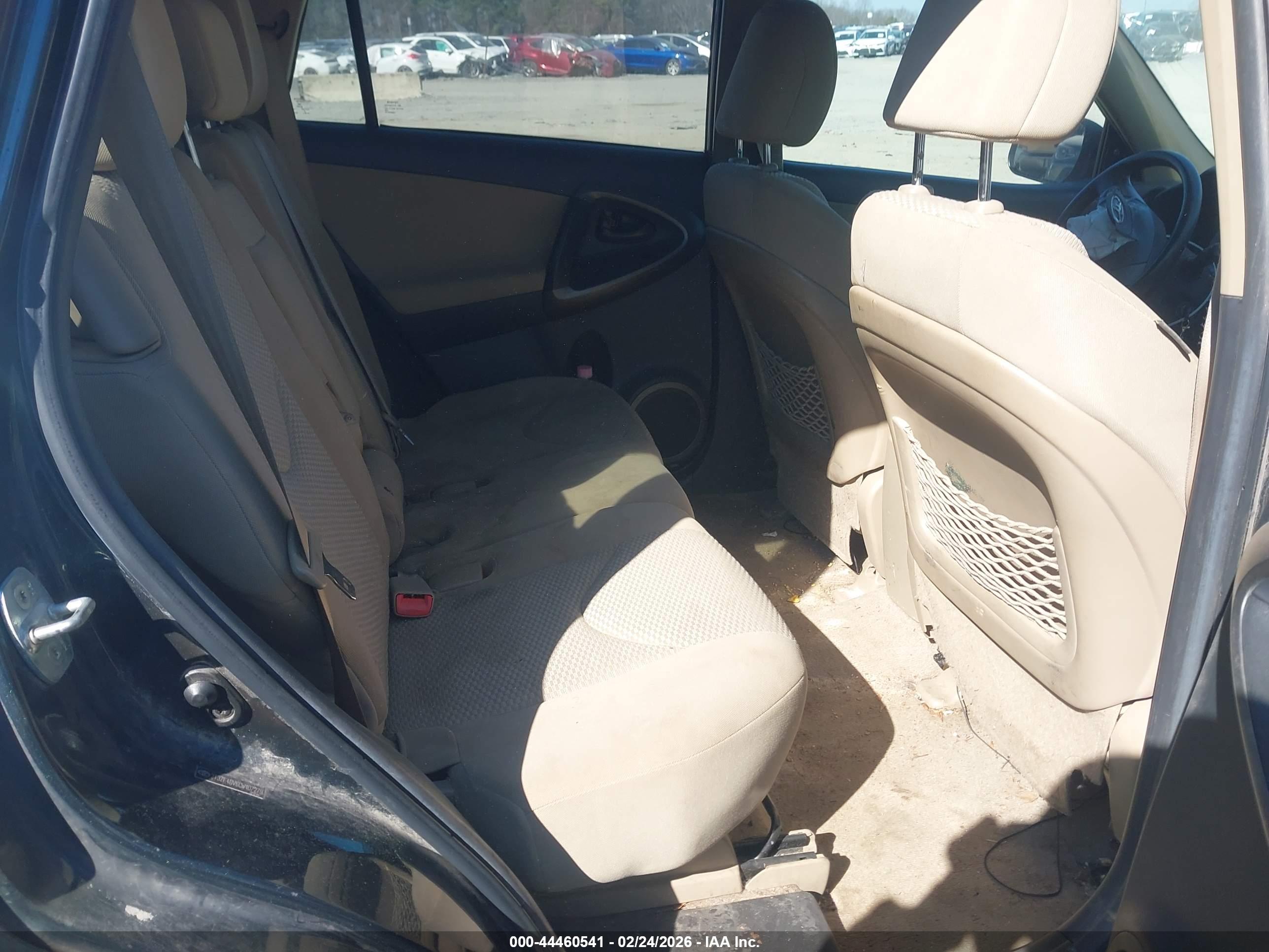 TOYOTA RAV4 image 8