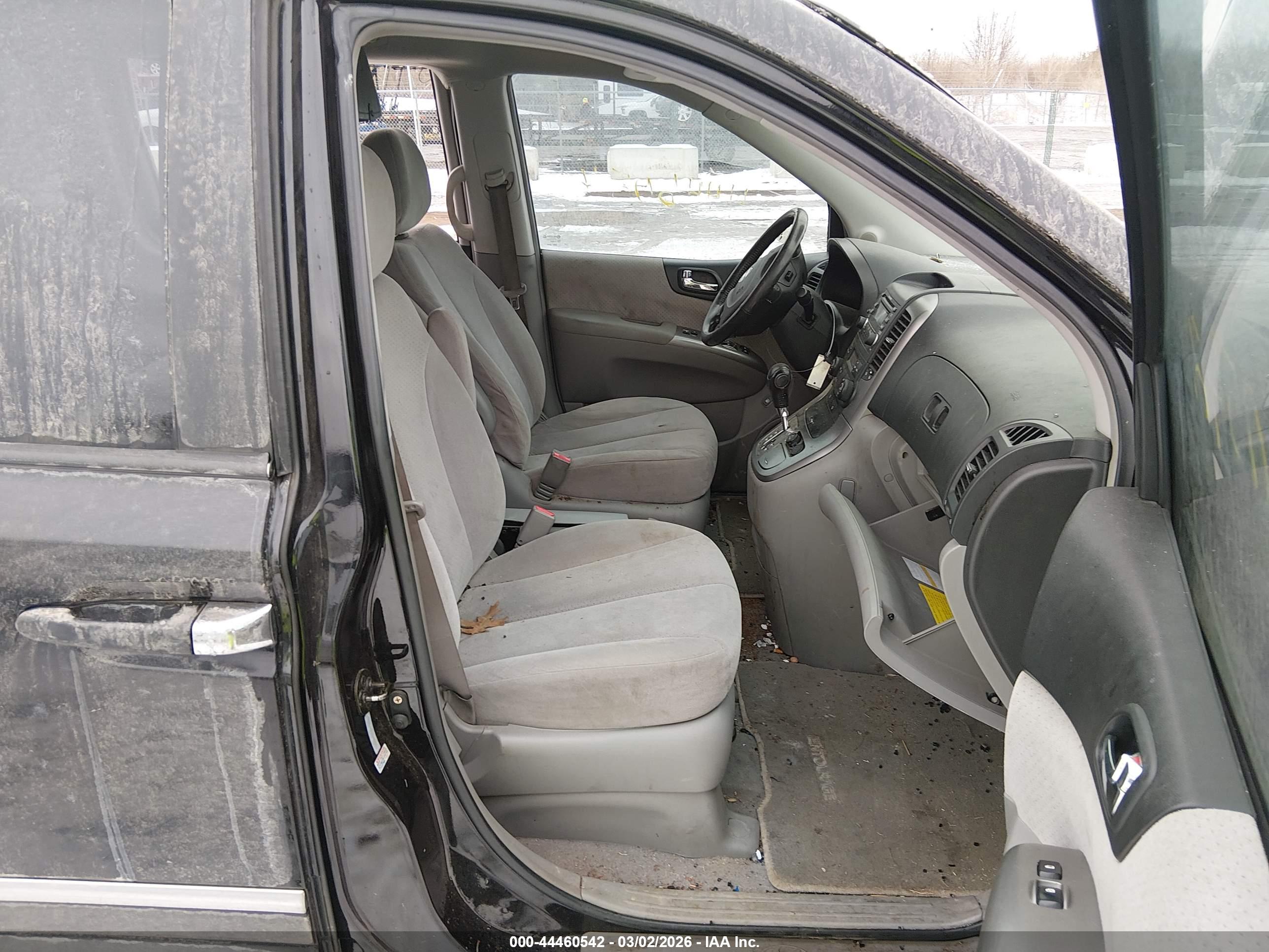 HYUNDAI ENTOURAGE image 5