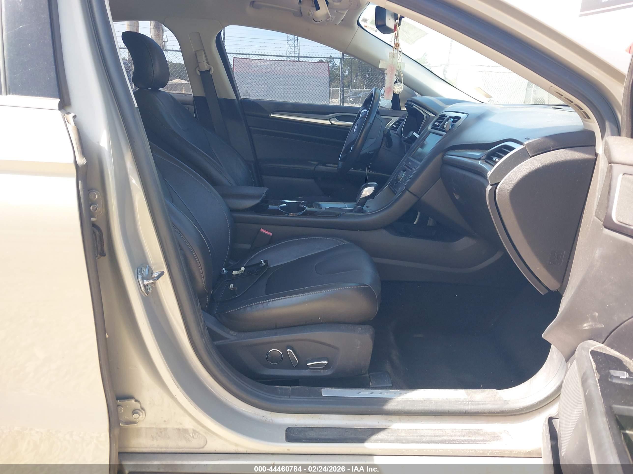 FORD FUSION image 5
