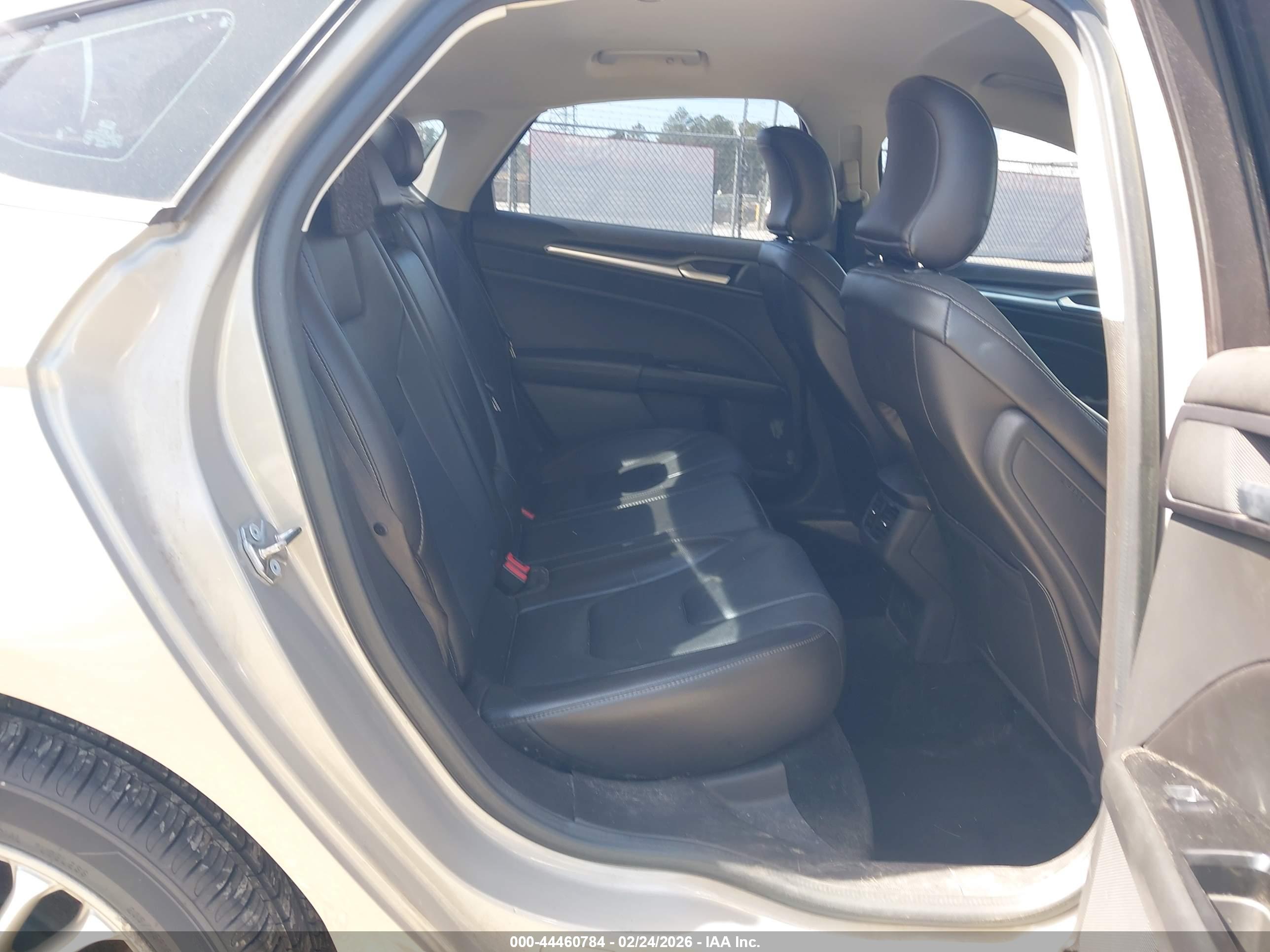 FORD FUSION image 8