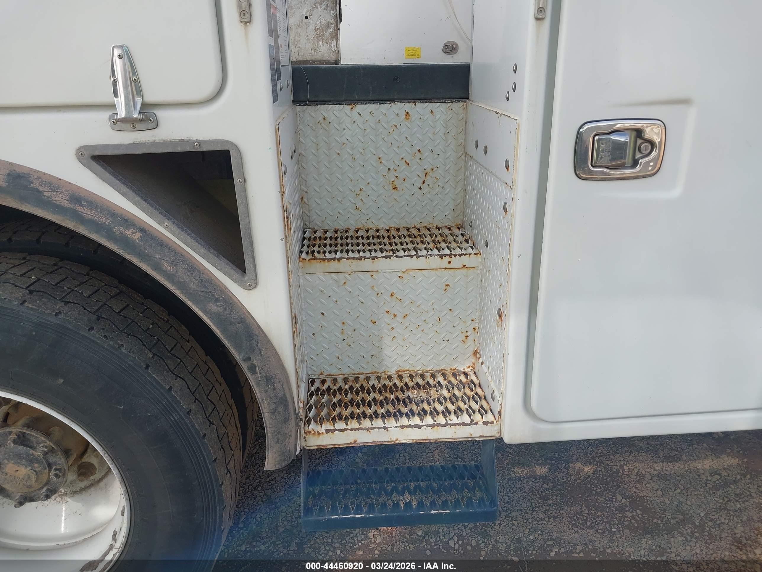 FREIGHTLINER M2 image 6