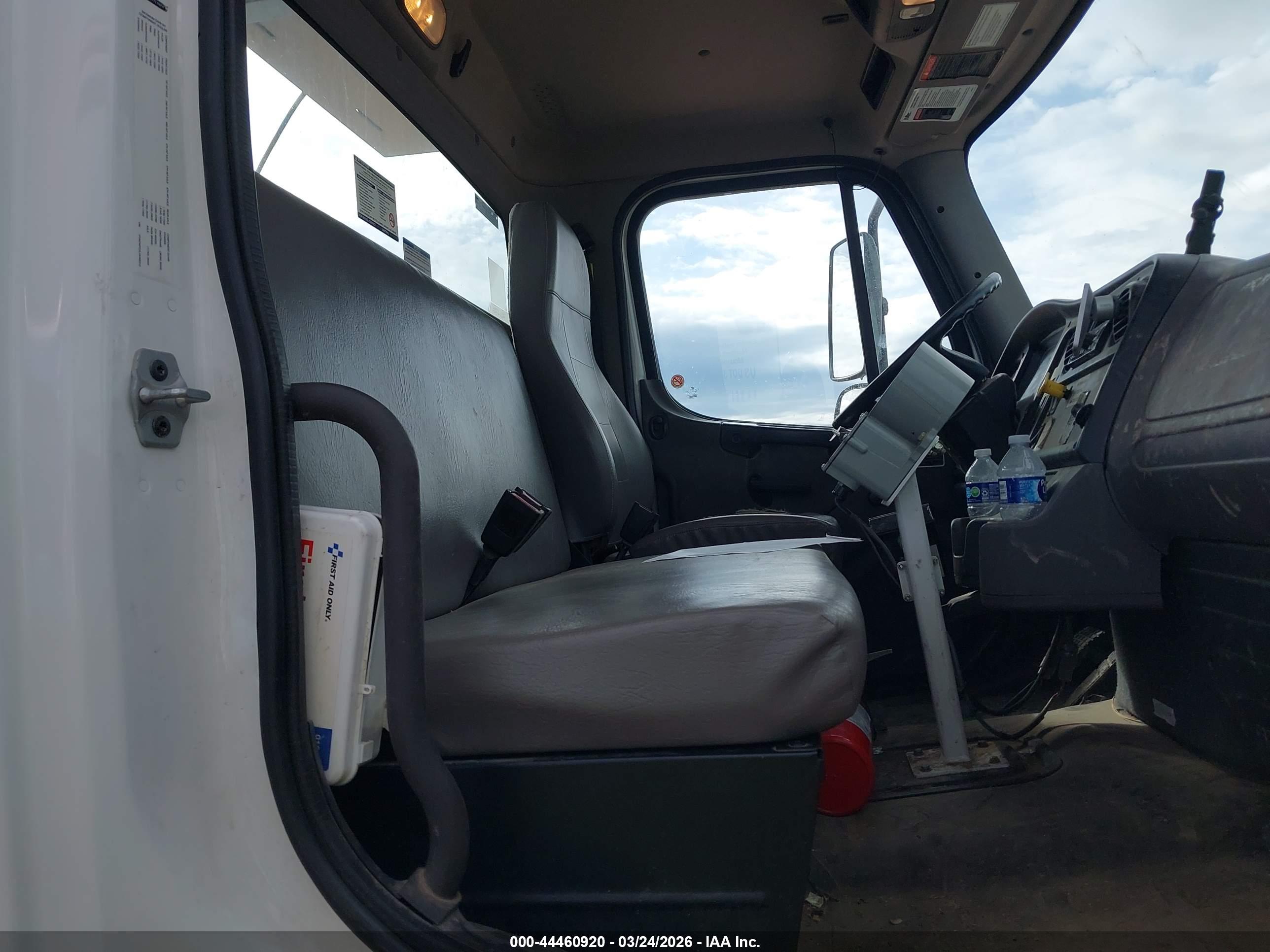 FREIGHTLINER M2 image 8