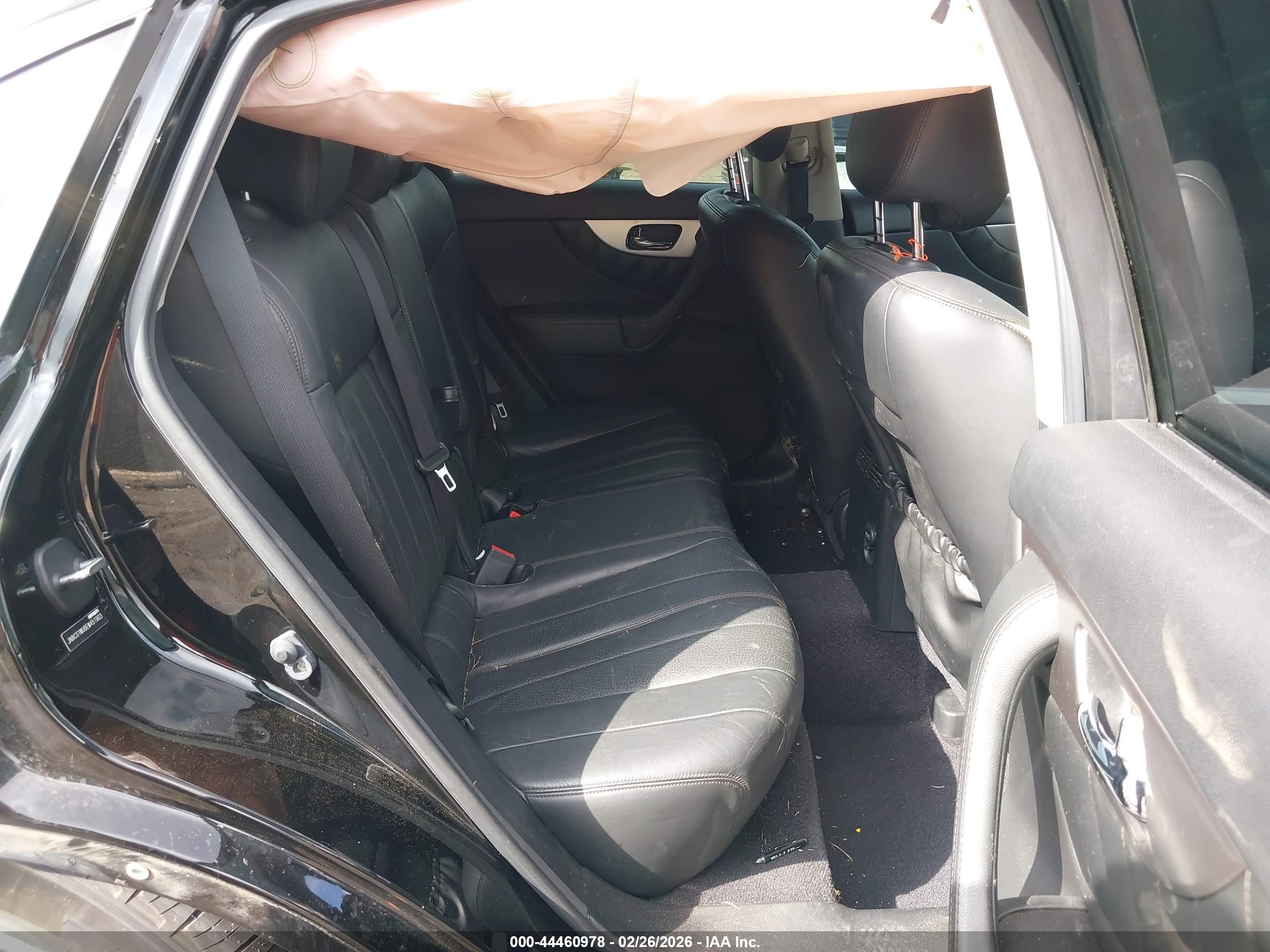 INFINITI QX70 image 8