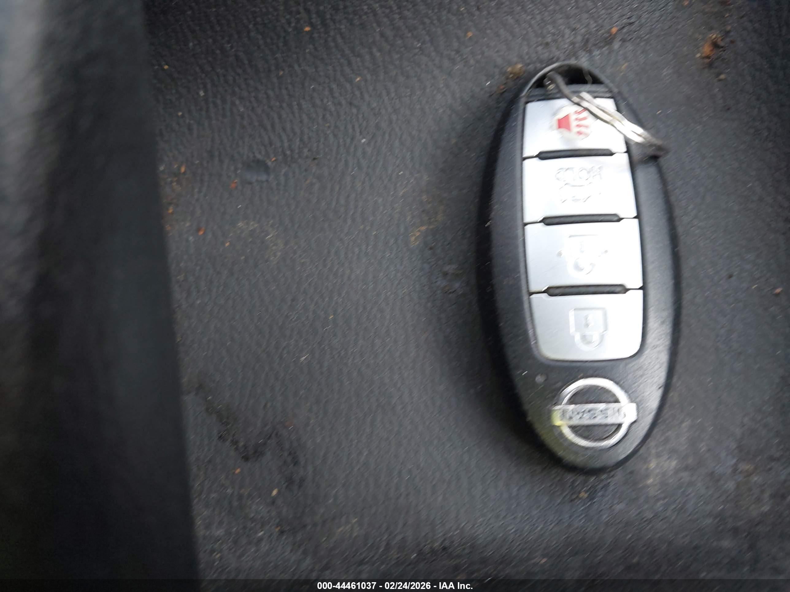 NISSAN VERSA image 11