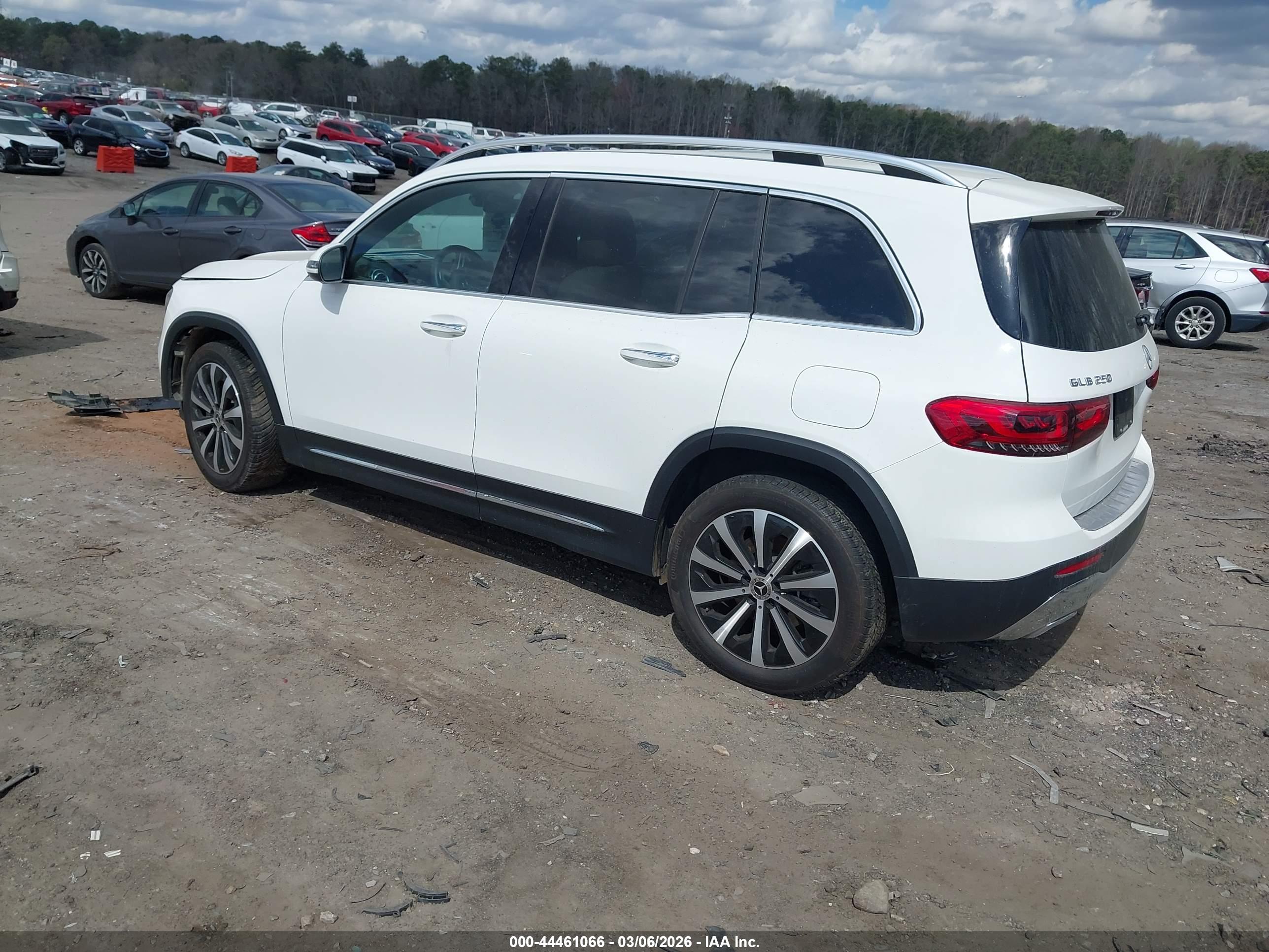 MERCEDES-BENZ GLB image 3