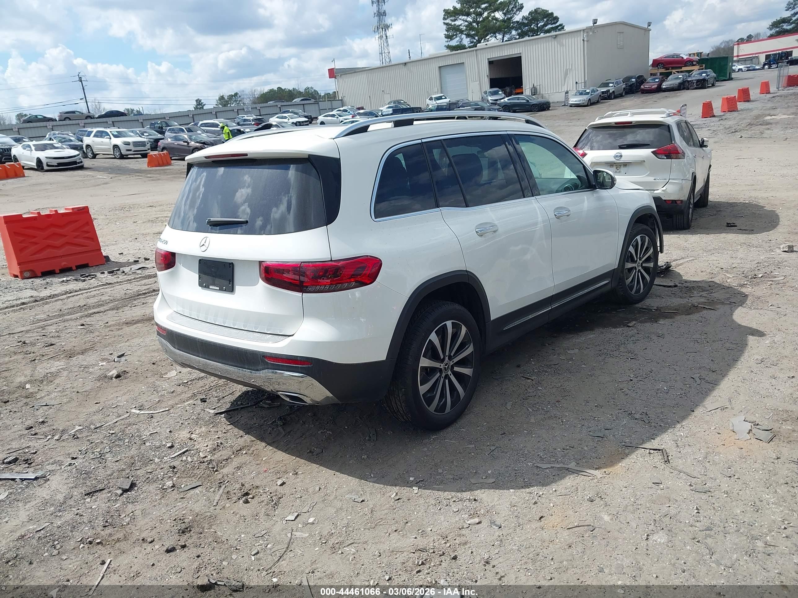 MERCEDES-BENZ GLB image 4