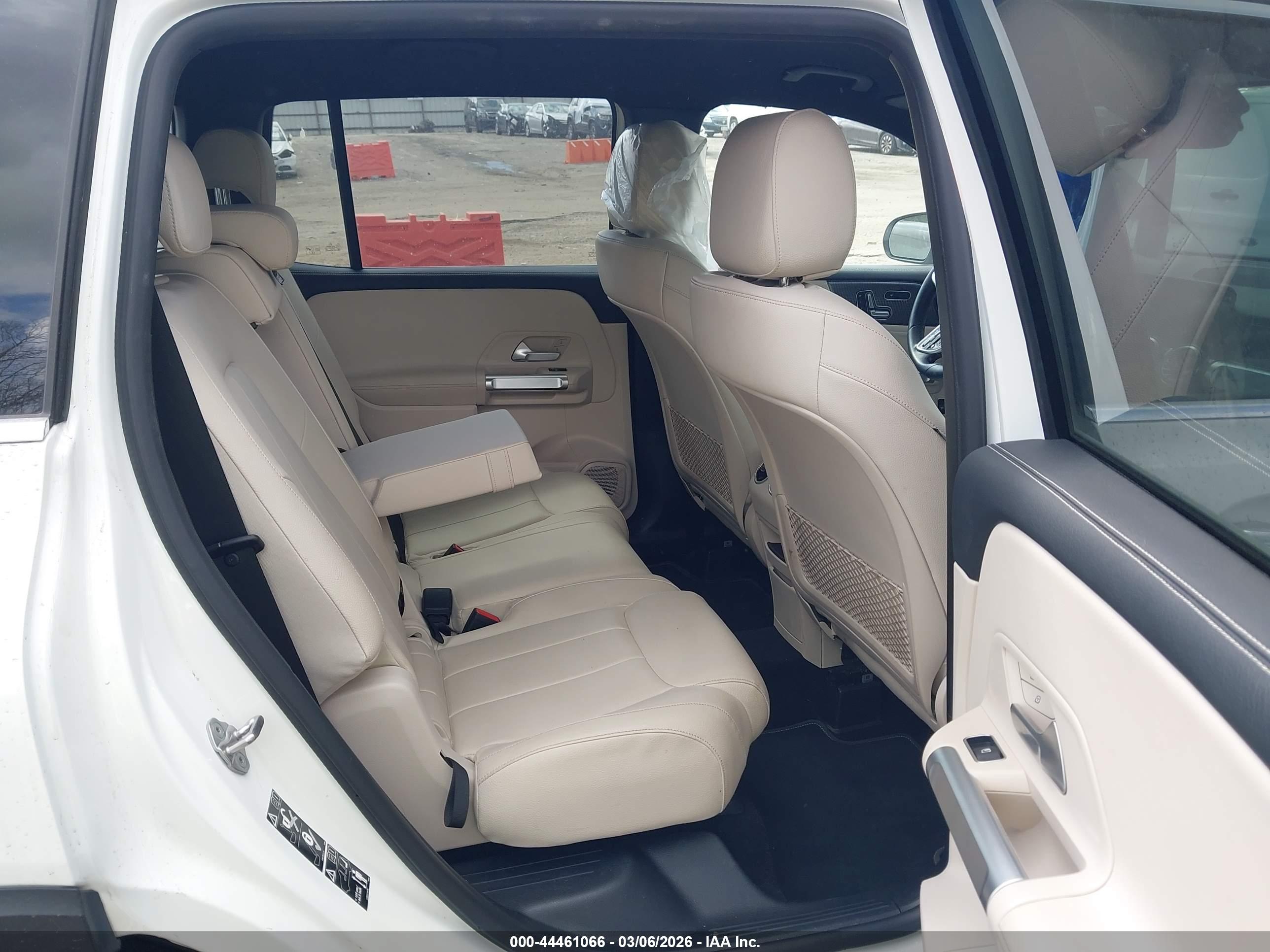 MERCEDES-BENZ GLB image 8