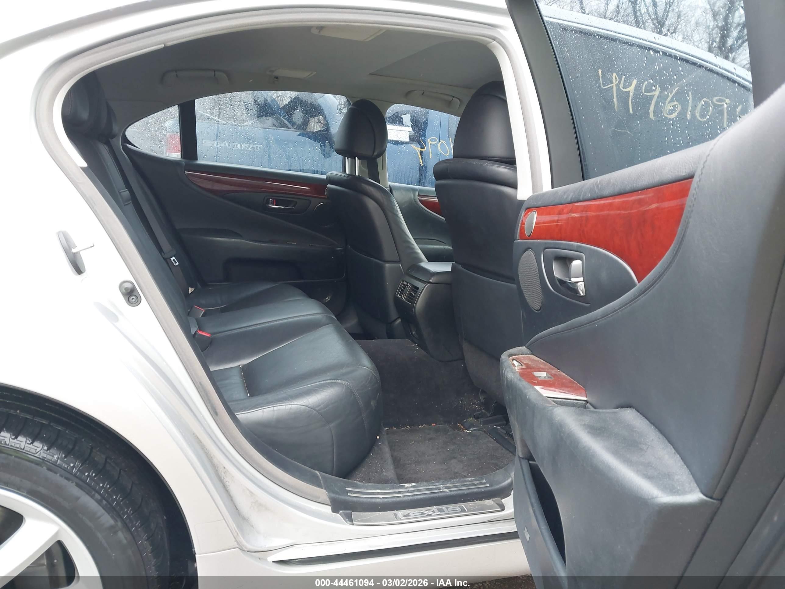 LEXUS LS image 8