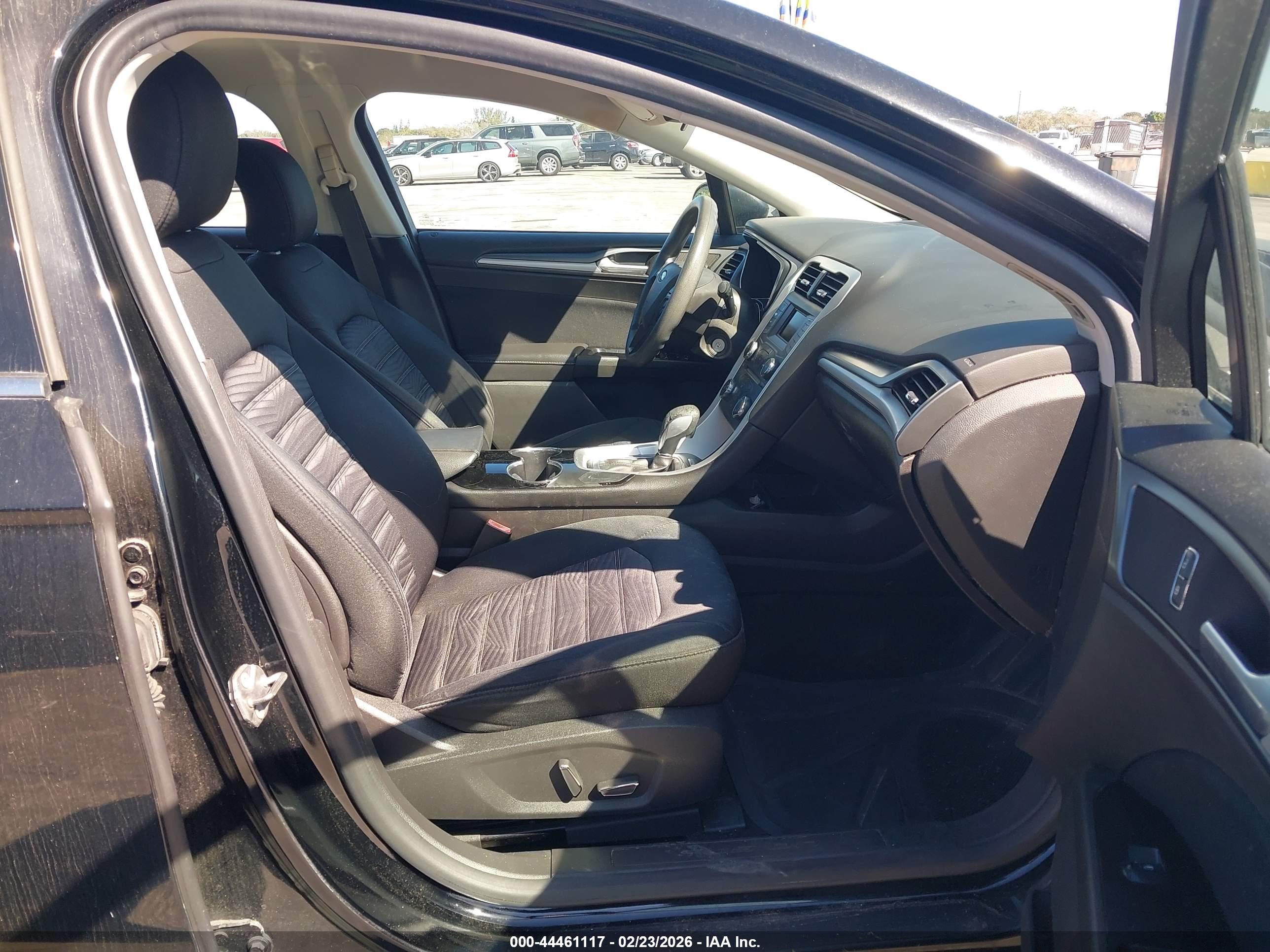 FORD FUSION image 5
