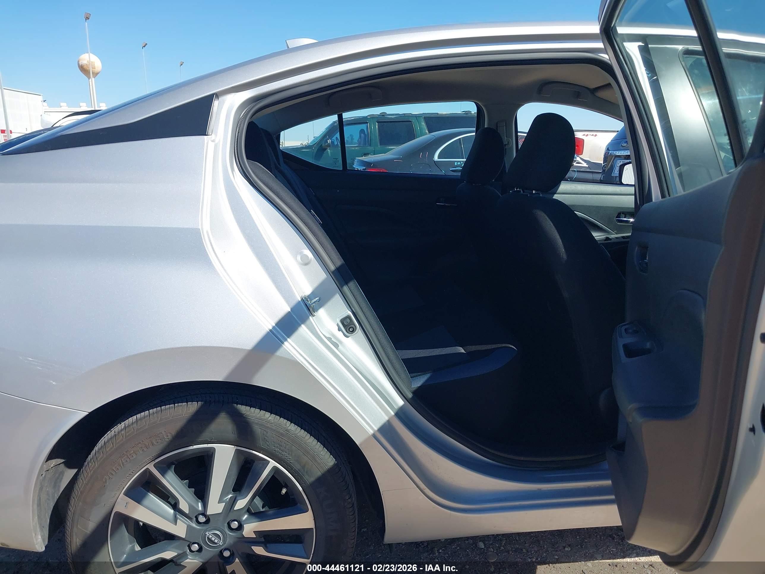 NISSAN VERSA image 8