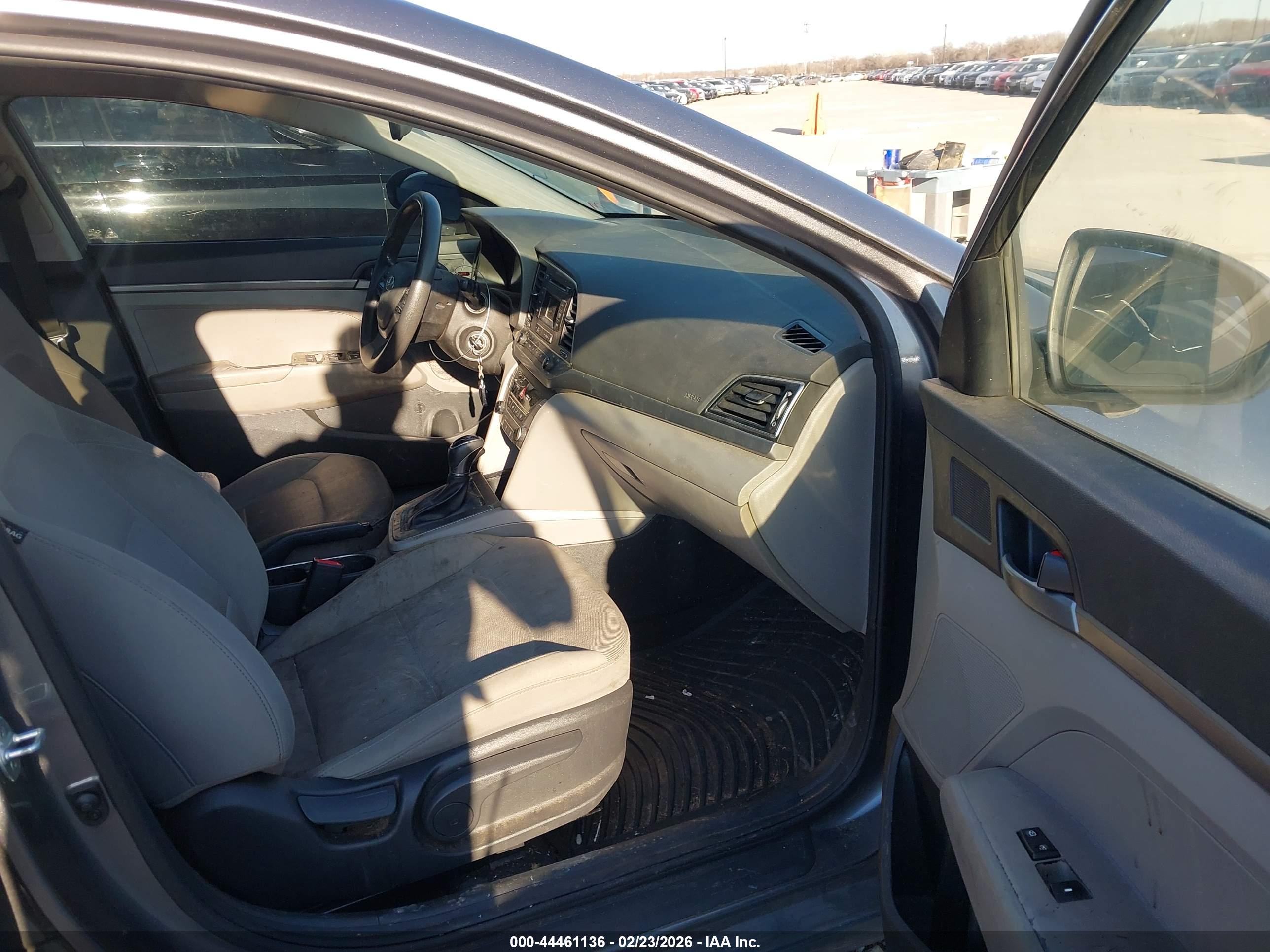 HYUNDAI ELANTRA image 5
