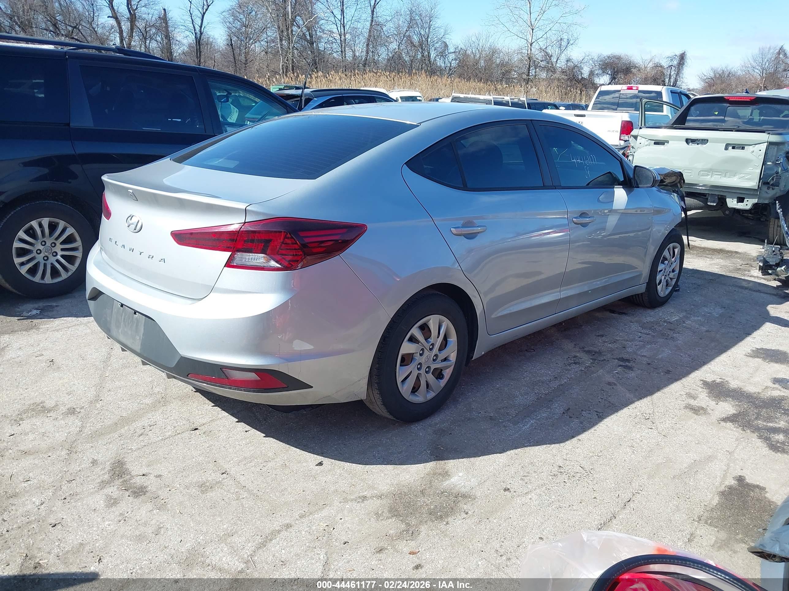 HYUNDAI ELANTRA image 4