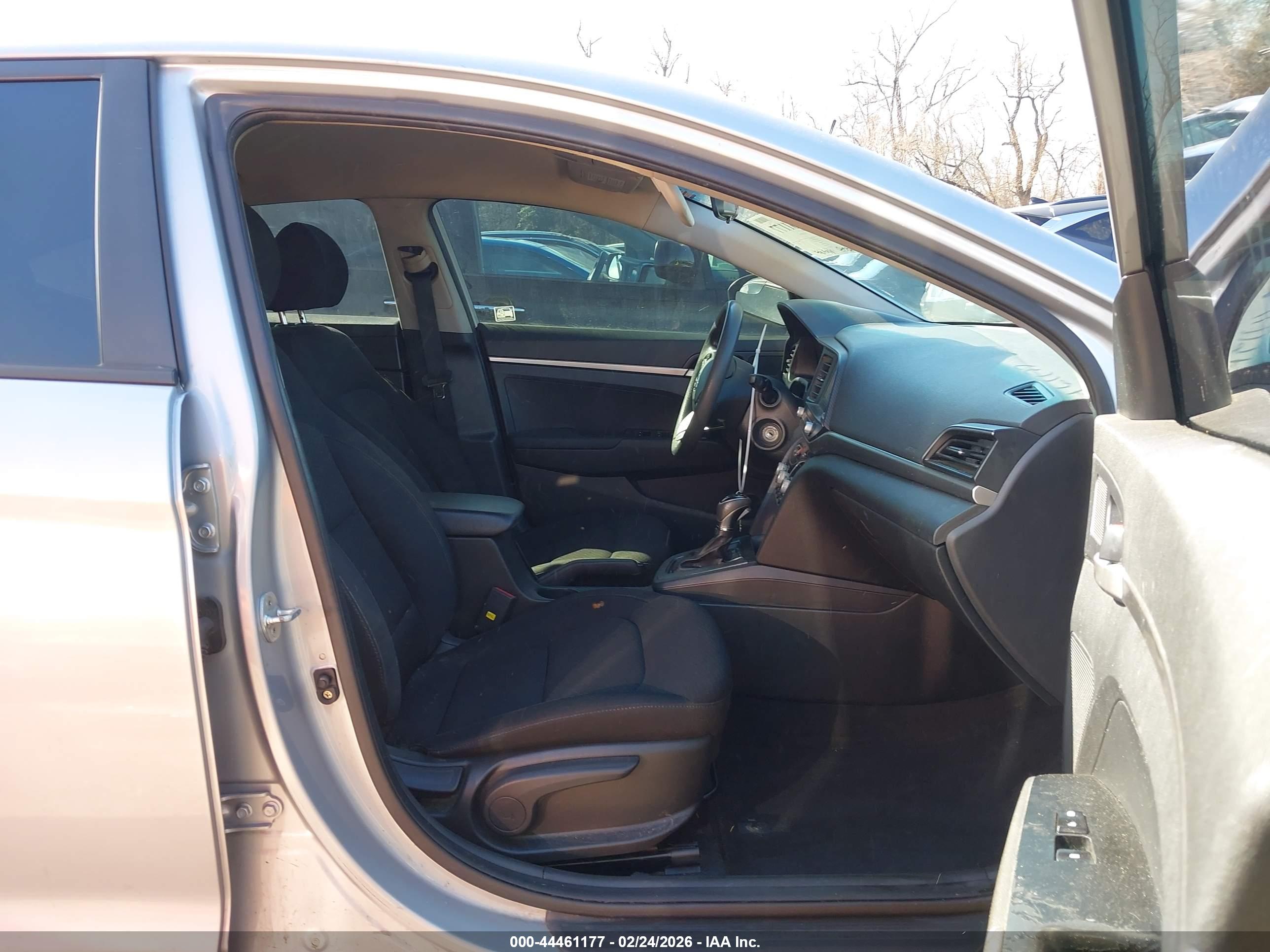 HYUNDAI ELANTRA image 5