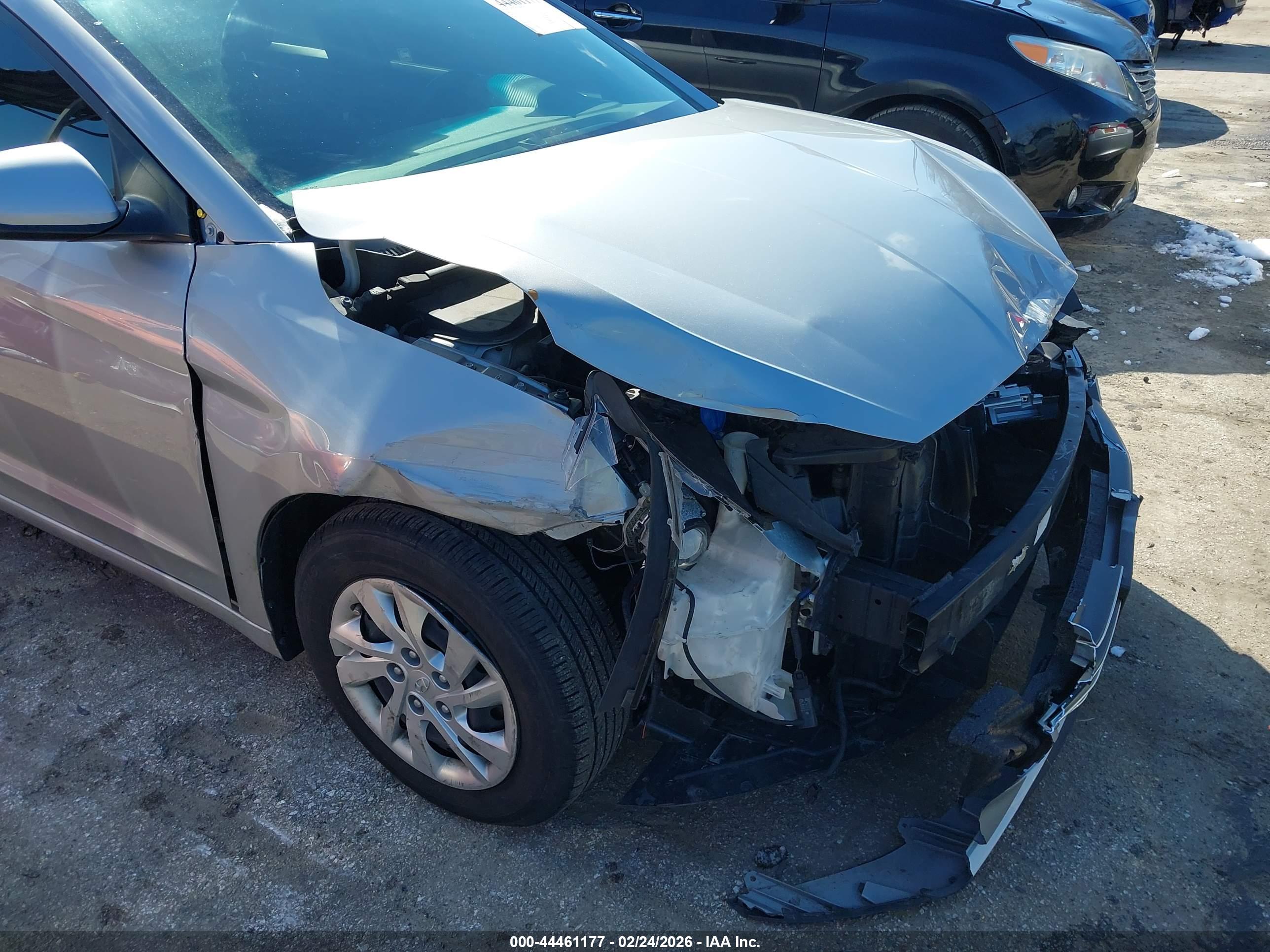 HYUNDAI ELANTRA image 6