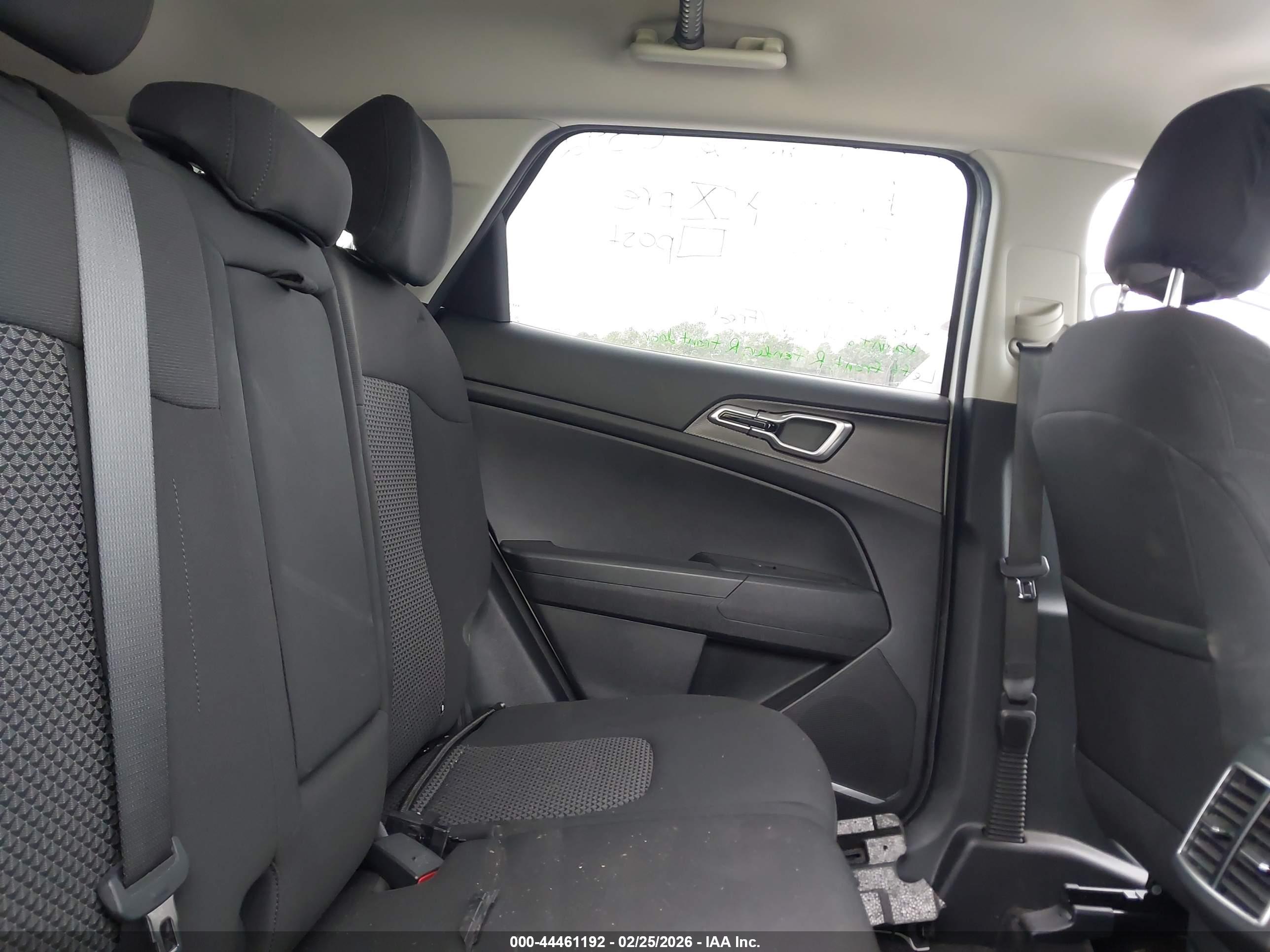 KIA SPORTAGE image 8