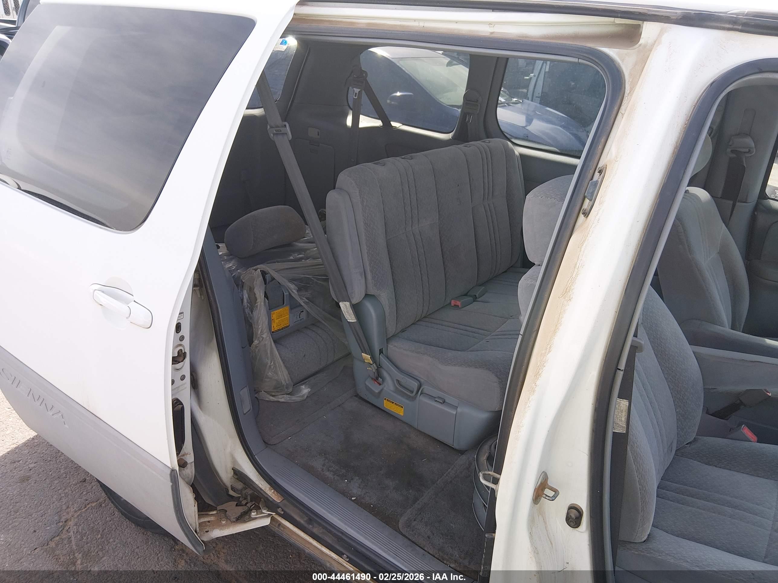 TOYOTA SIENNA image 8