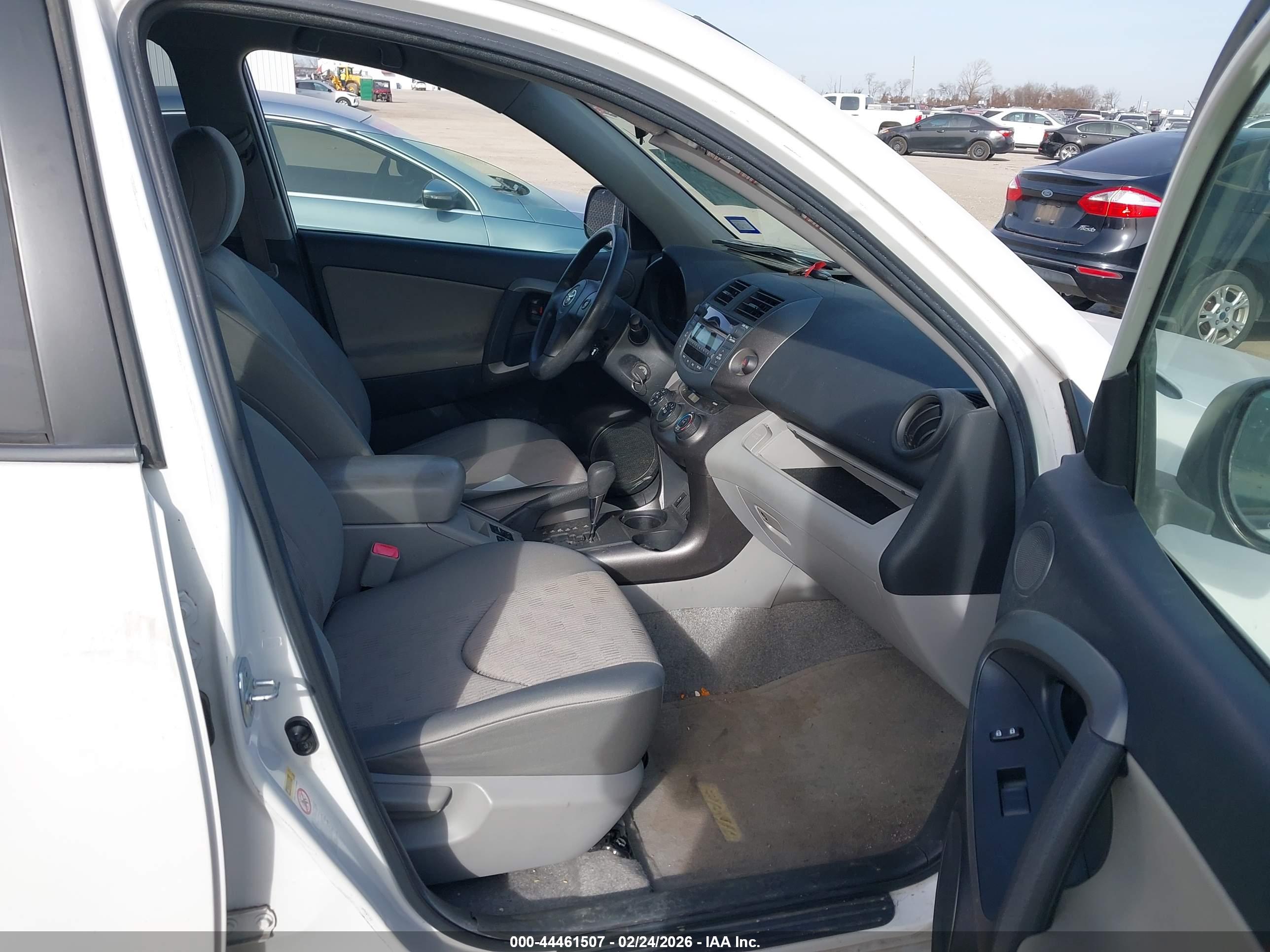 TOYOTA RAV4 image 5
