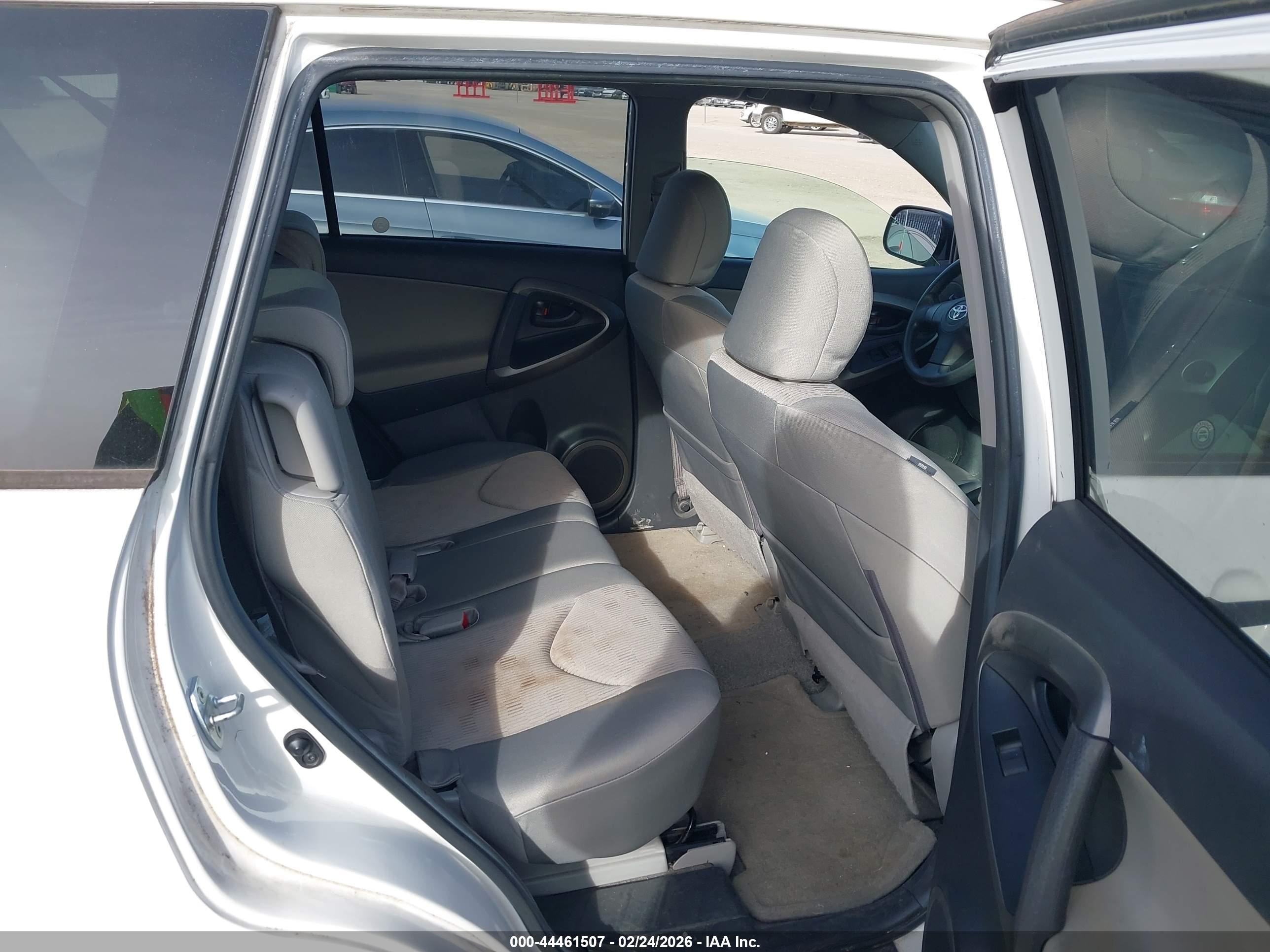 TOYOTA RAV4 image 8