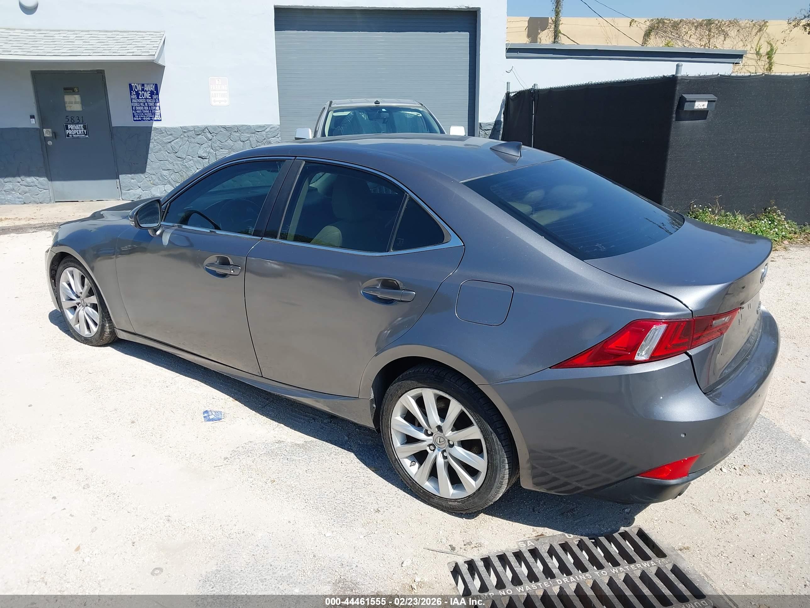 LEXUS IS image 3