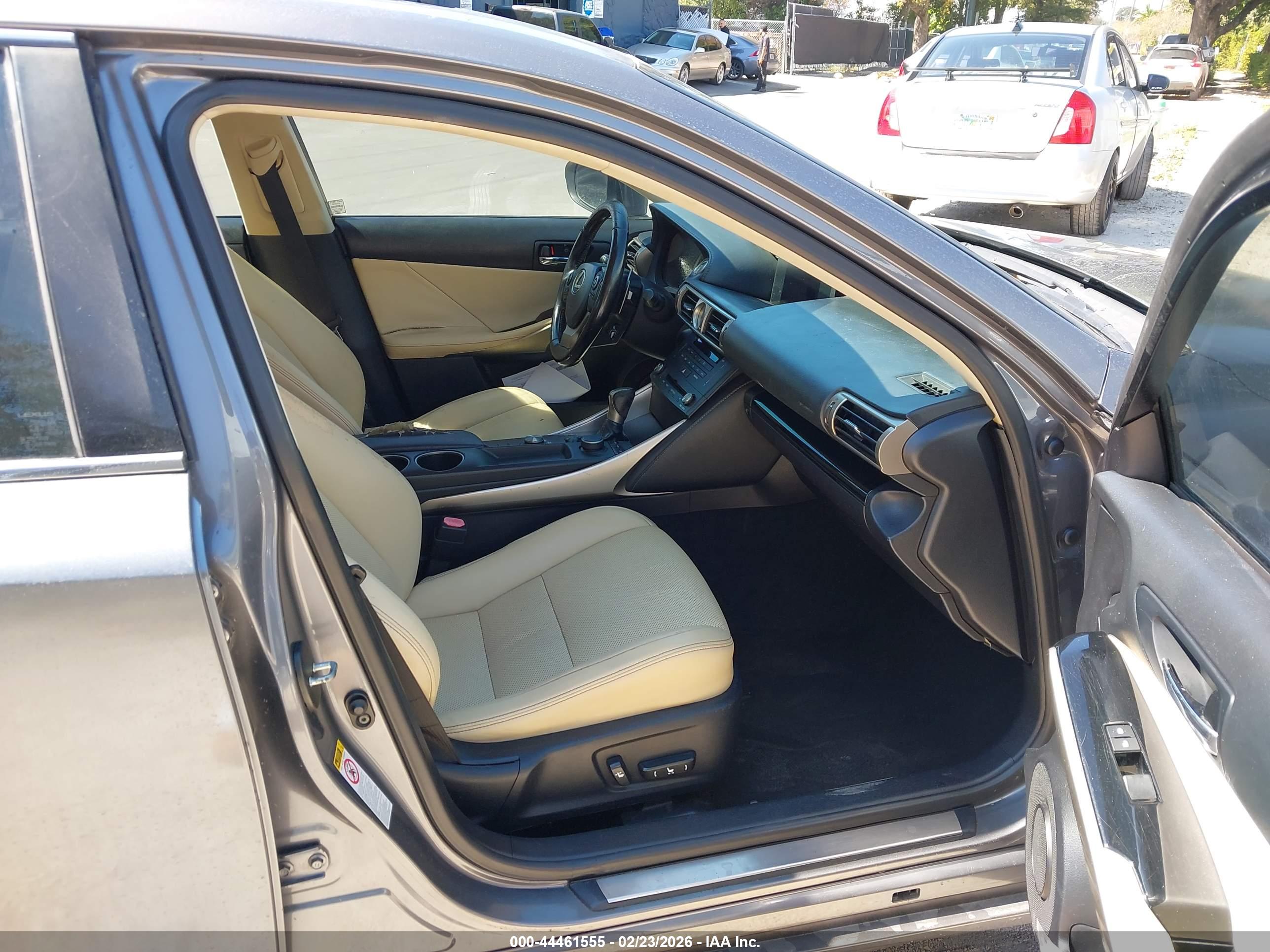 LEXUS IS image 5