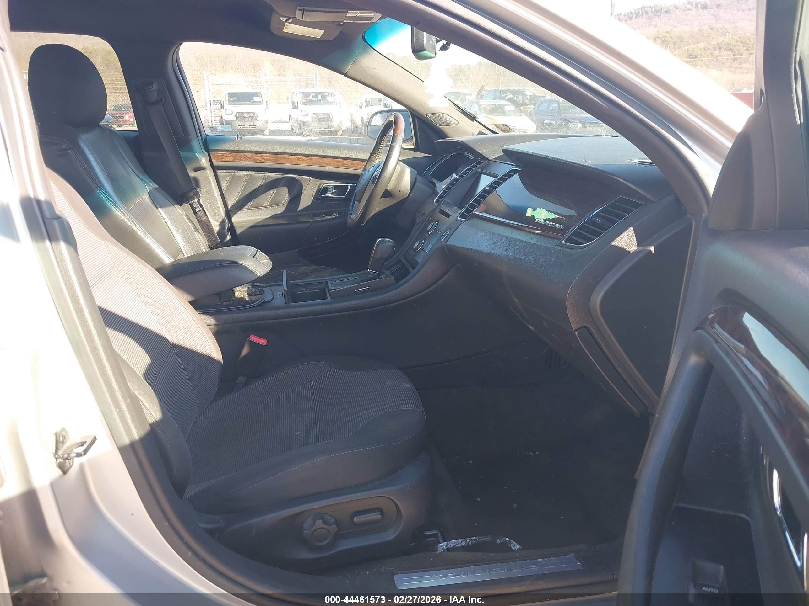 FORD TAURUS image 5