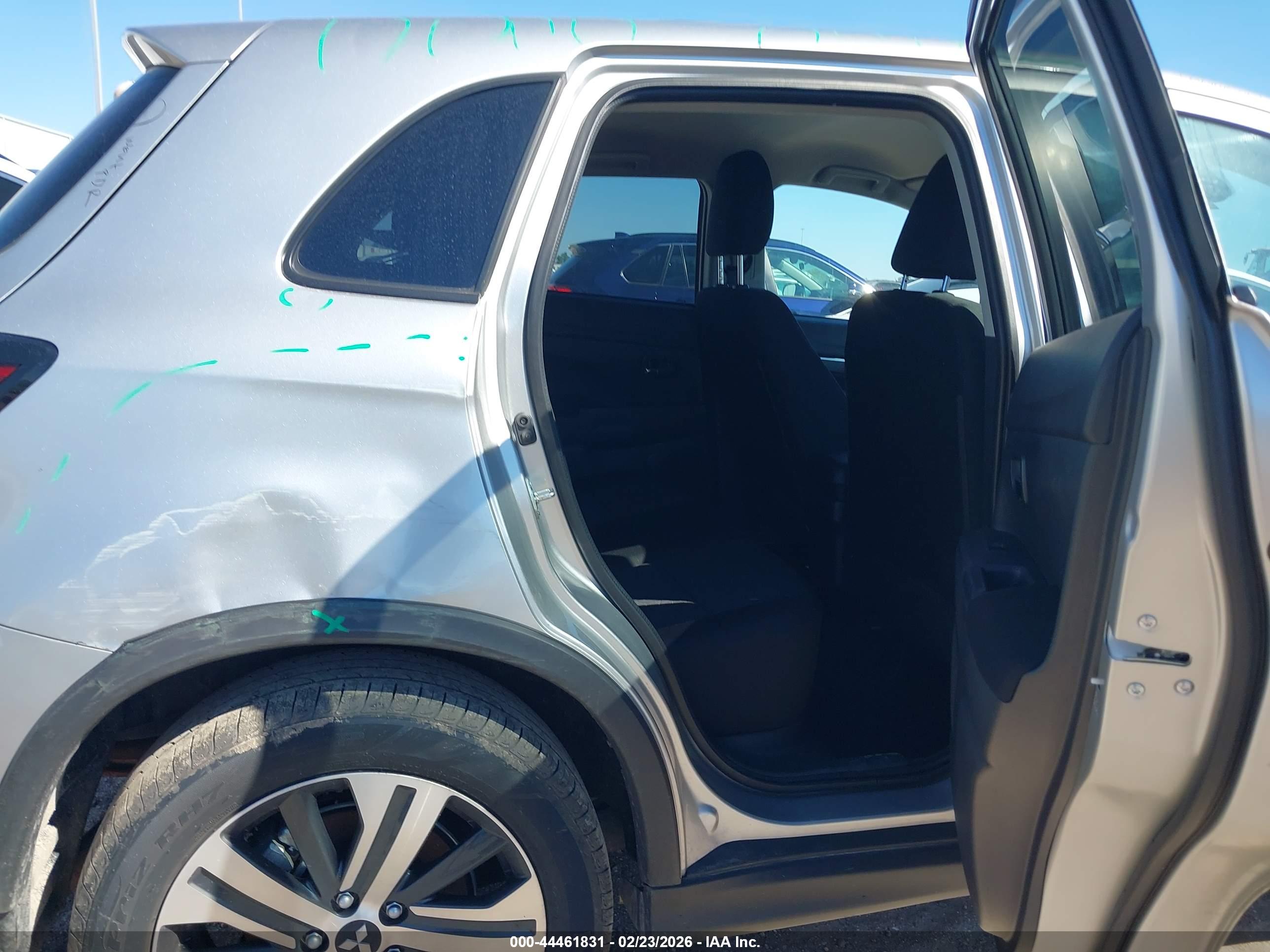 MITSUBISHI OUTLANDER image 8
