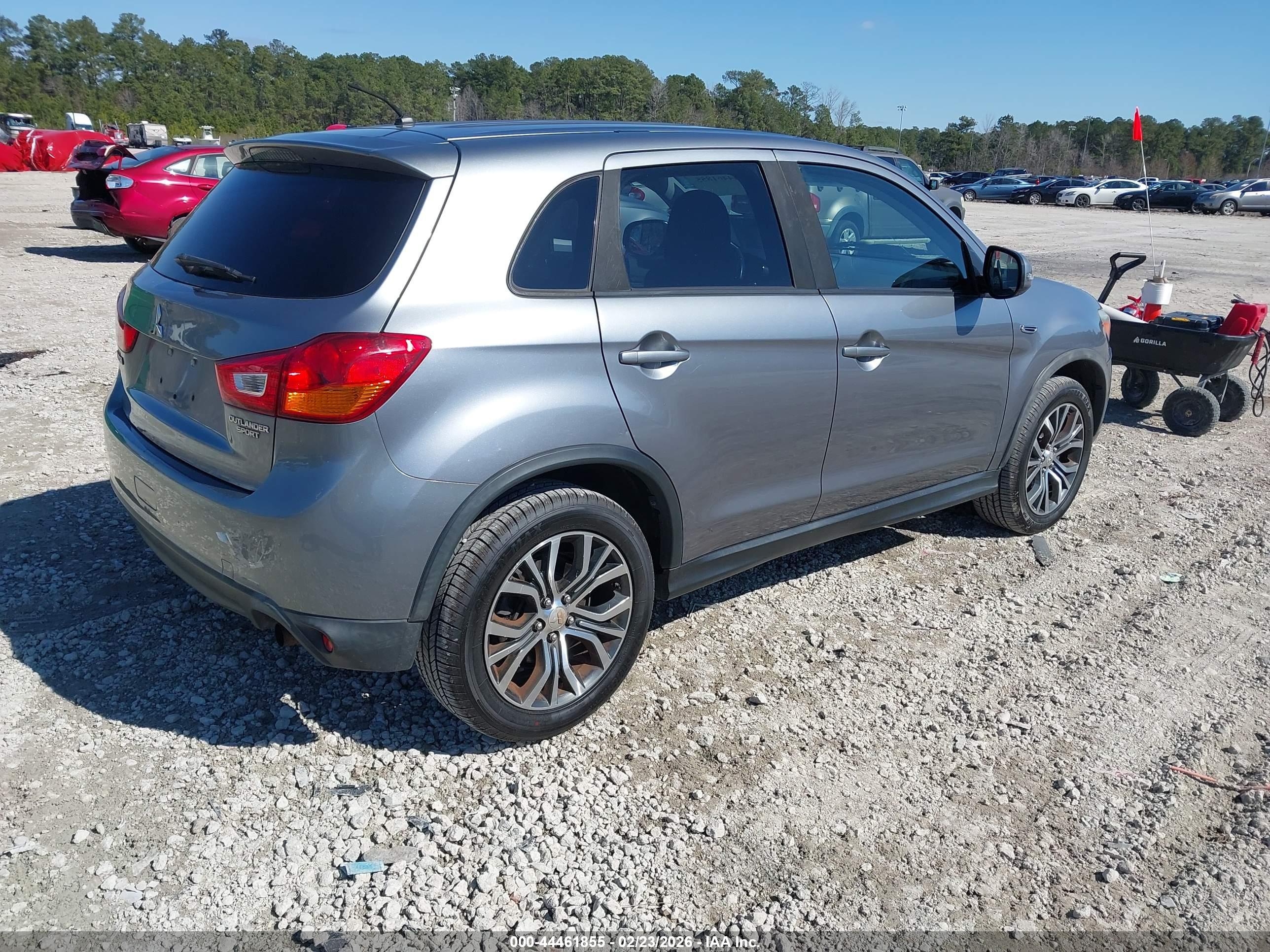 MITSUBISHI OUTLANDER image 4