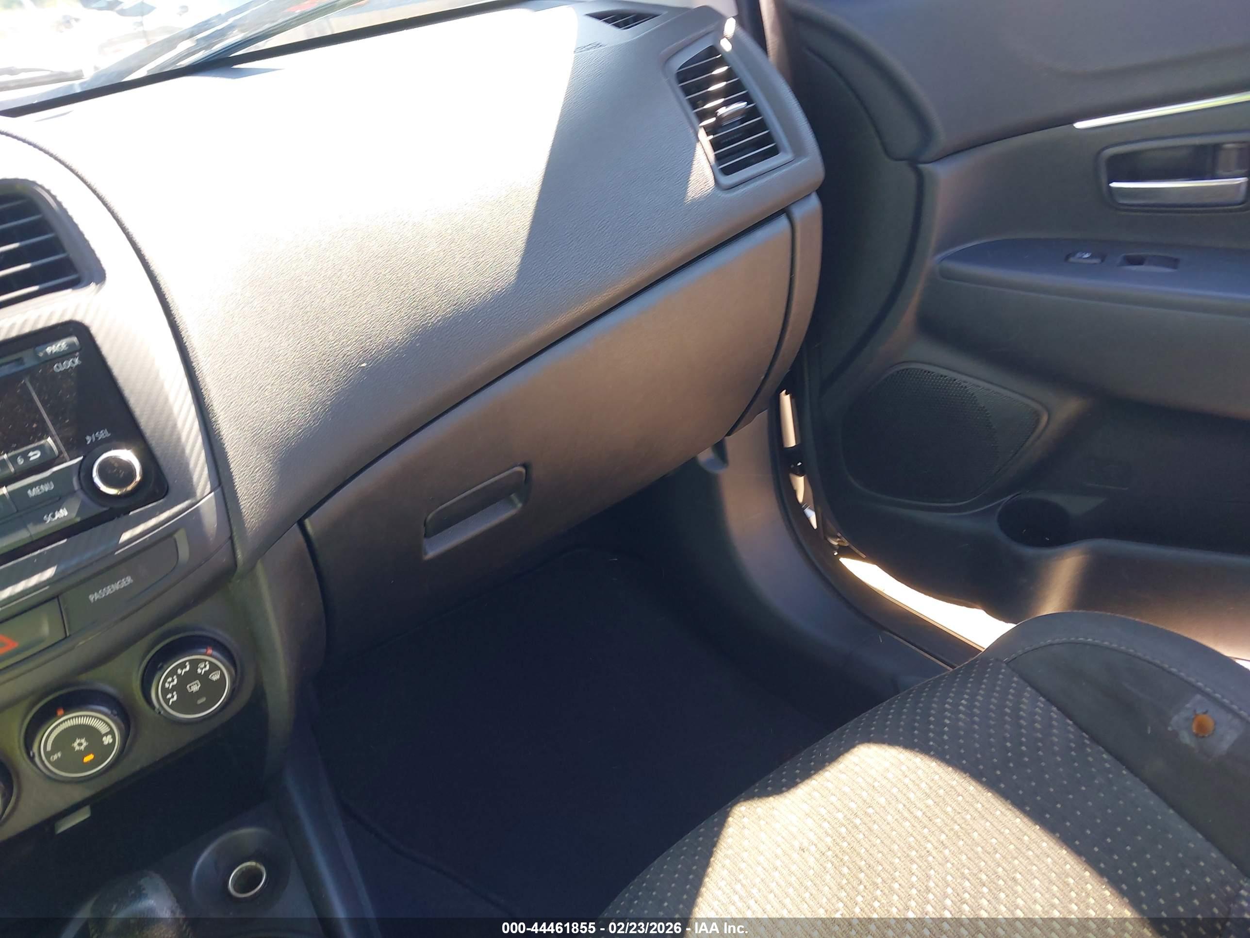 MITSUBISHI OUTLANDER image 5
