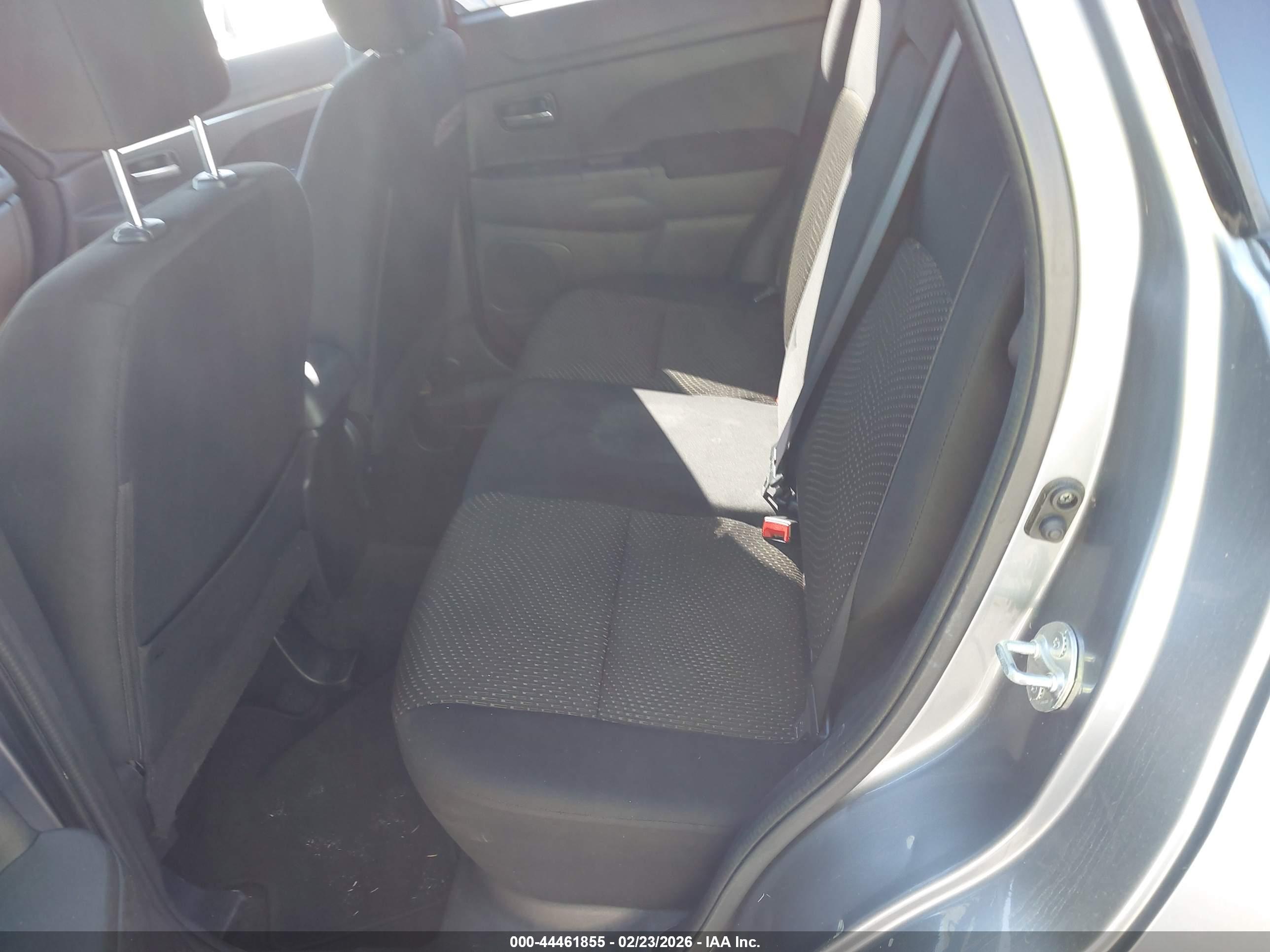 MITSUBISHI OUTLANDER image 8